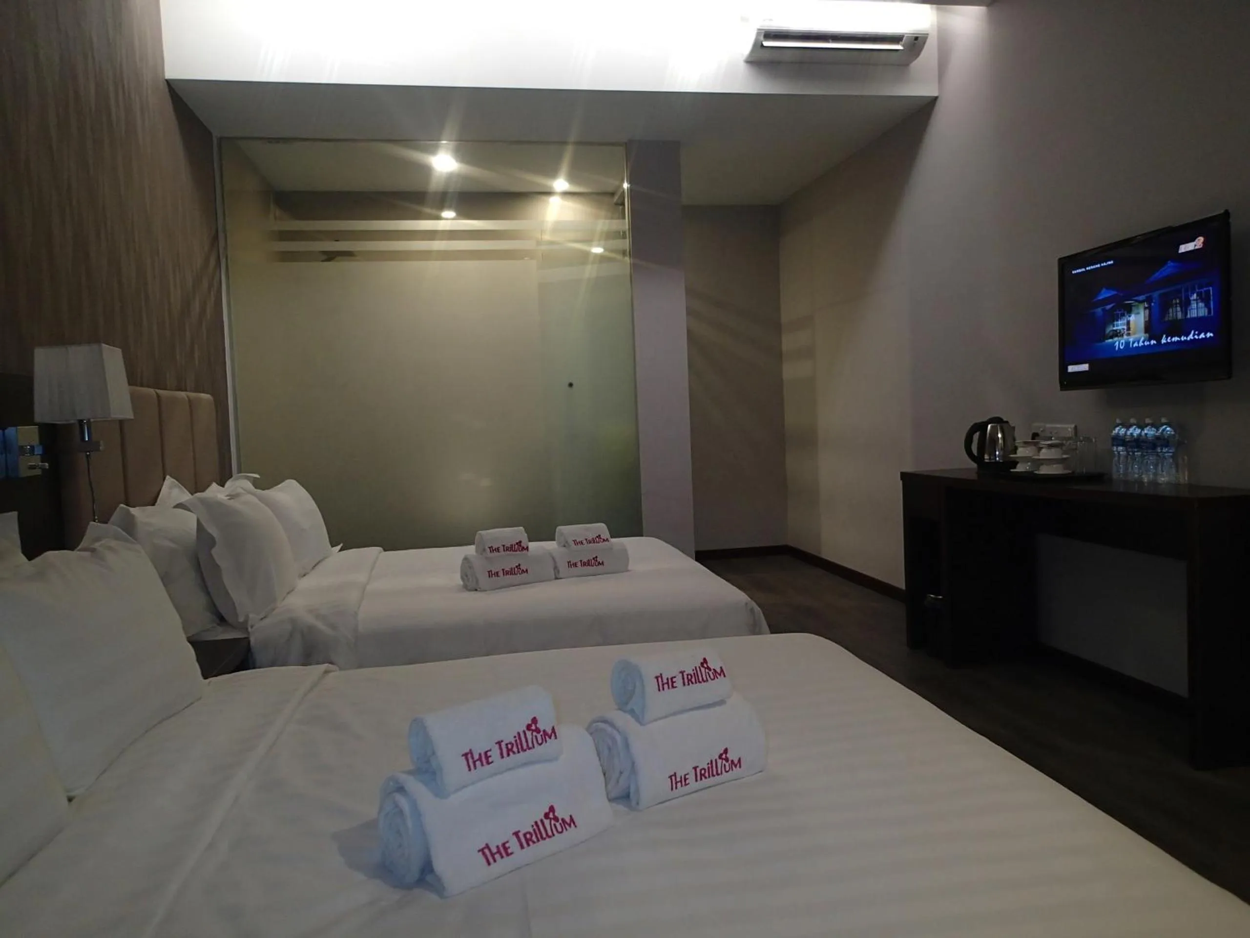 Photo of the whole room, Bed in Hotel Trillium