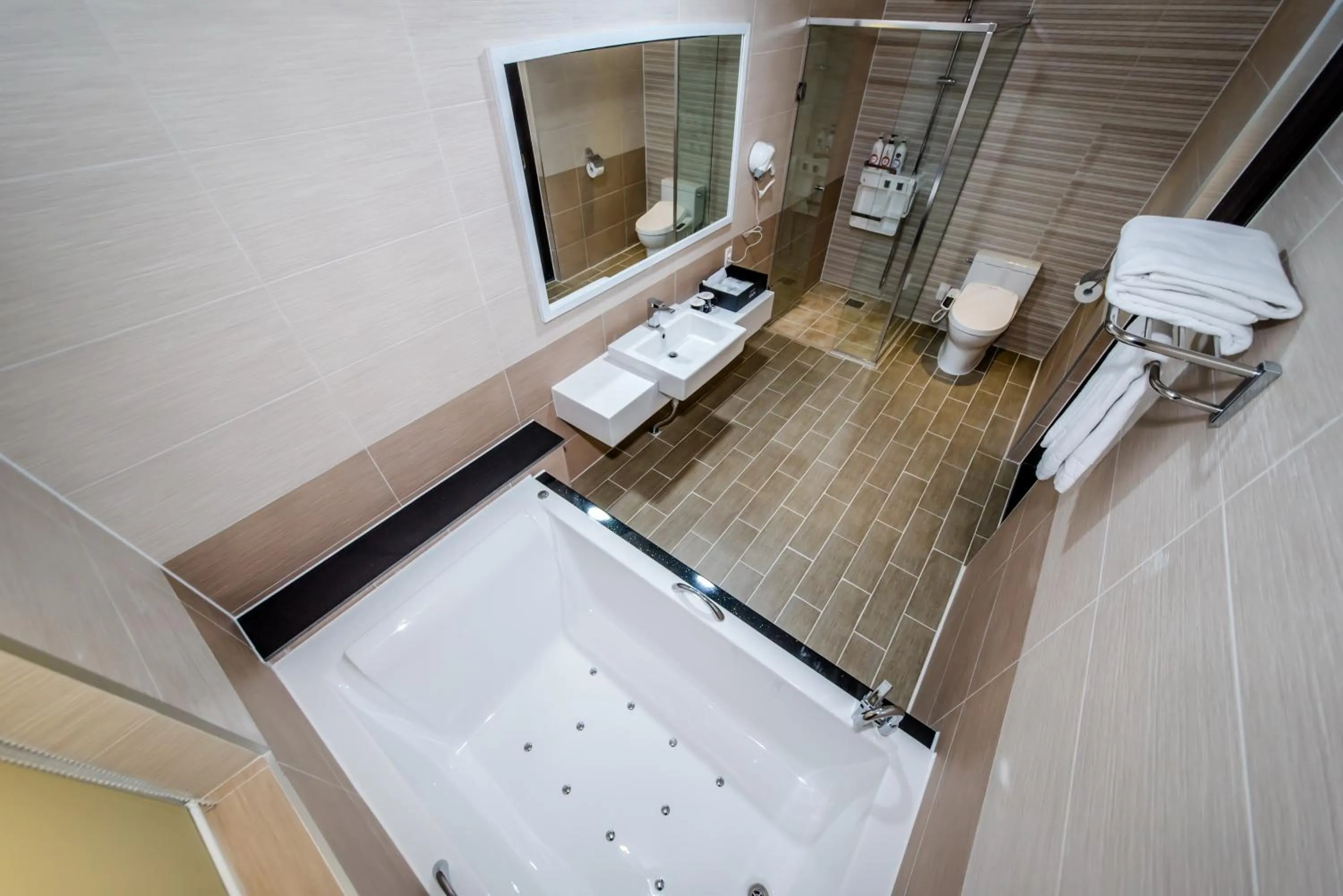 Hot Tub in Seawater Spa Hotel Coza