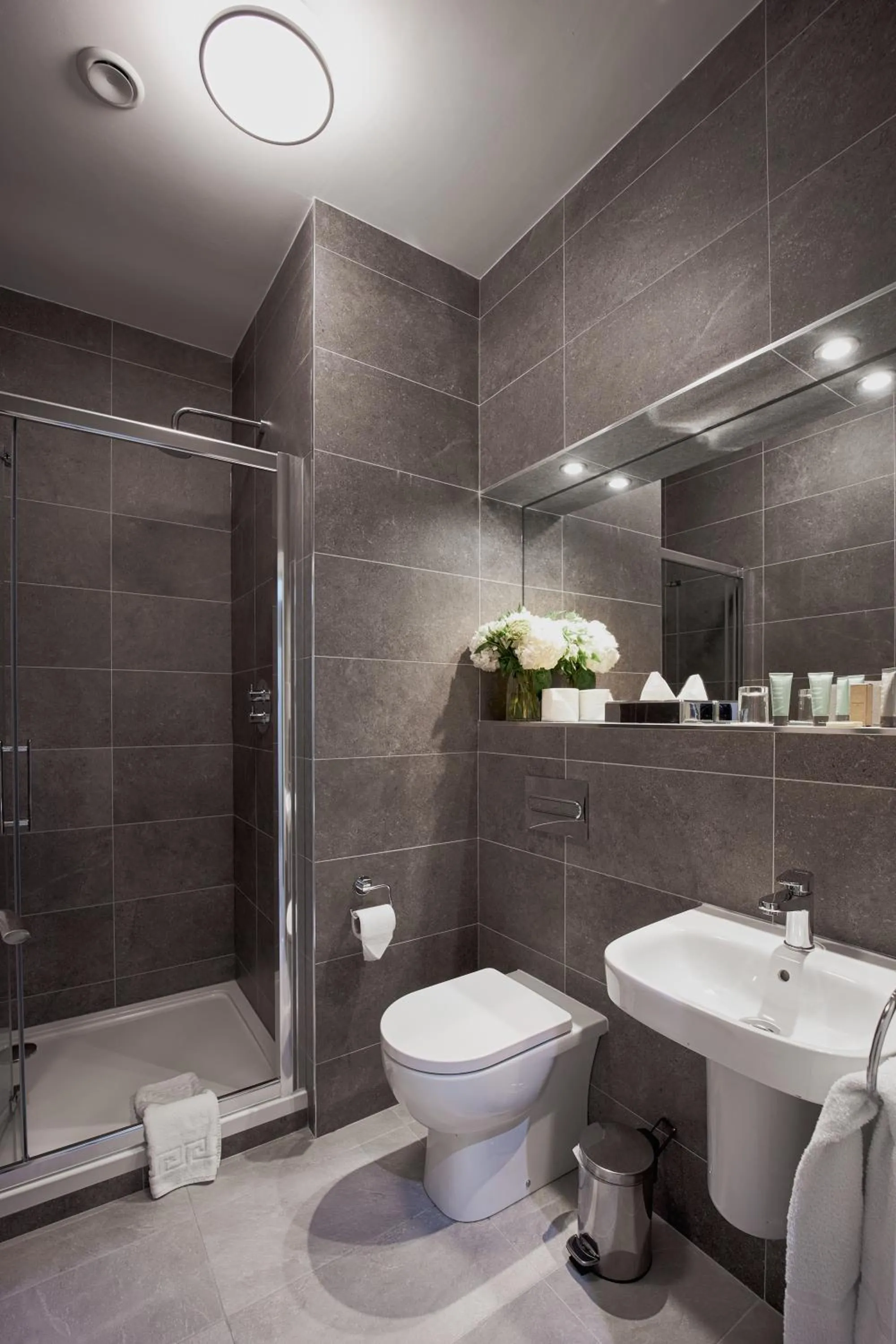 Shower in Glenroyal Hotel