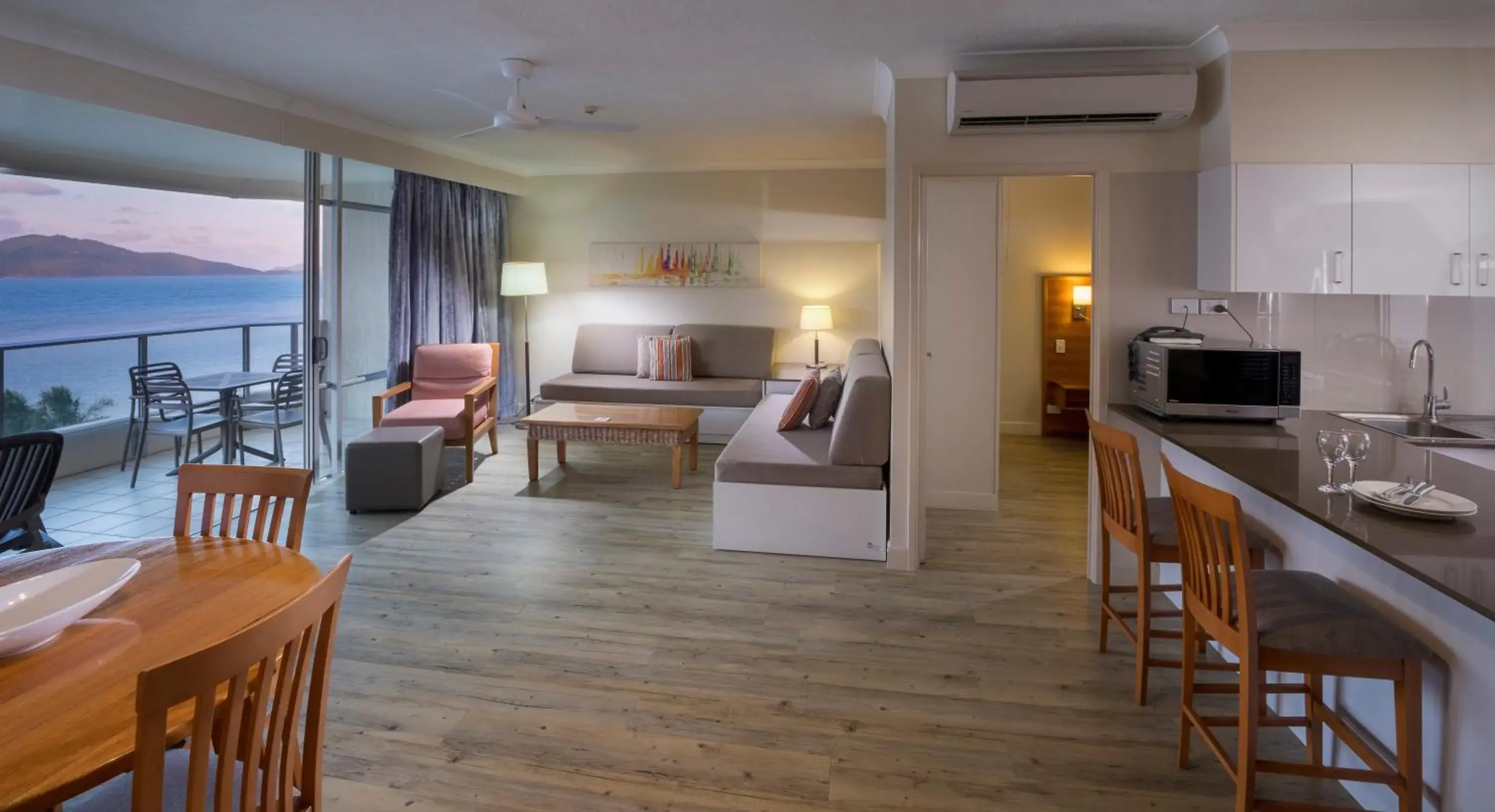 One-Bedroom Apartment with Sea View in Whitsunday Apartments One-Bedroom Apartment with Sea View in Whitsunday Apartments