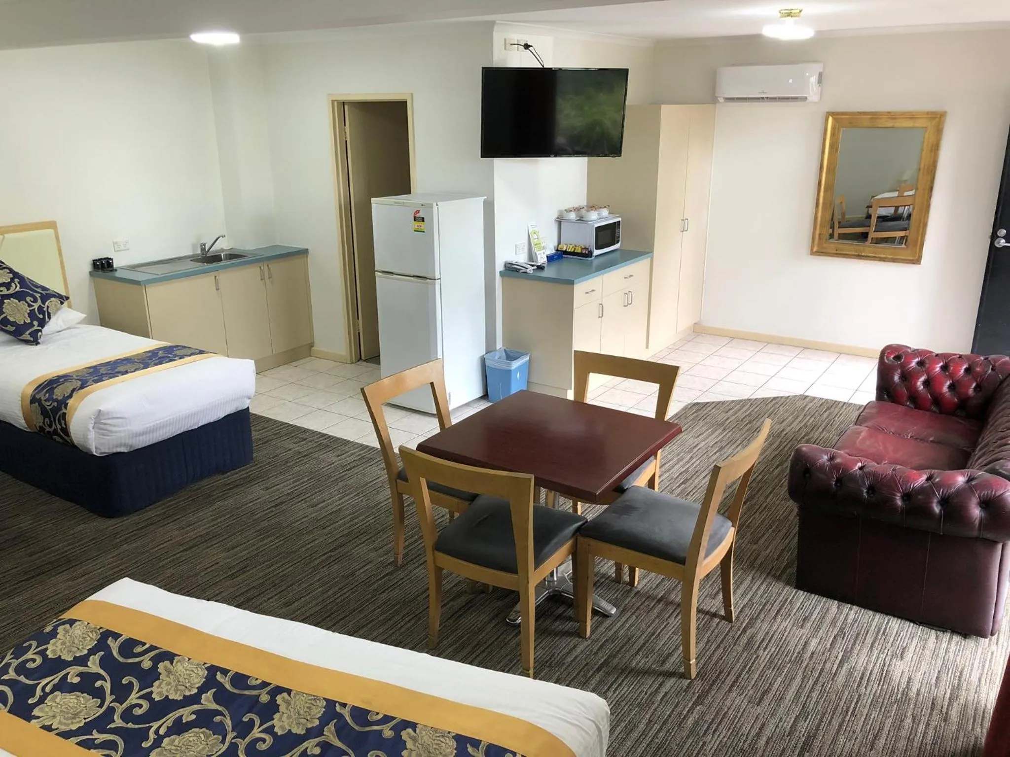 Bed in Jacksons Motor Inn