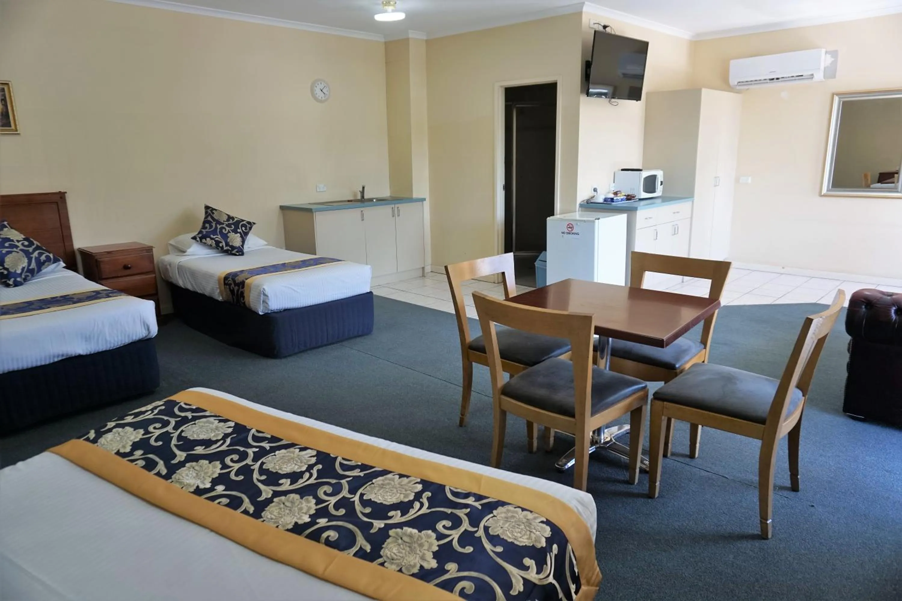 Bed in Jacksons Motor Inn