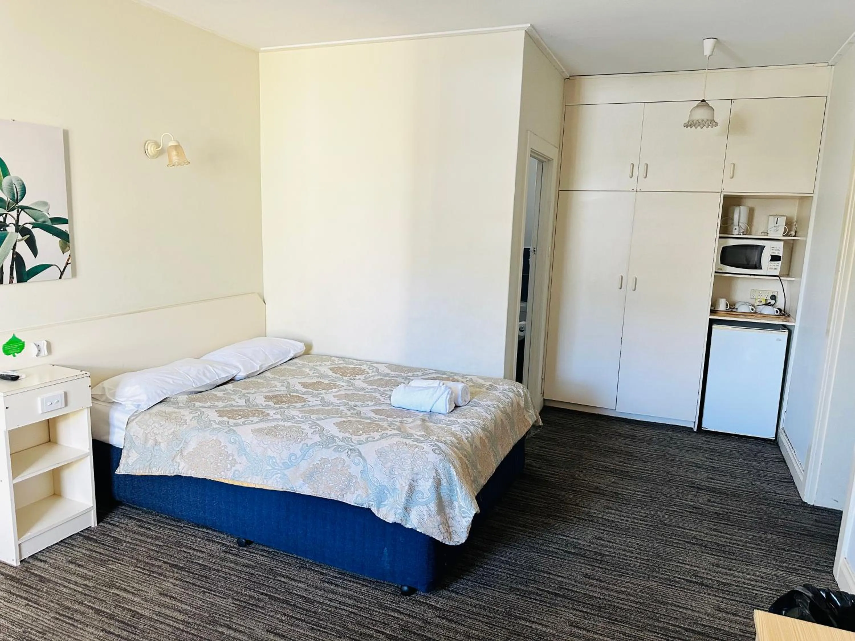 Bed in Jacksons Motor Inn