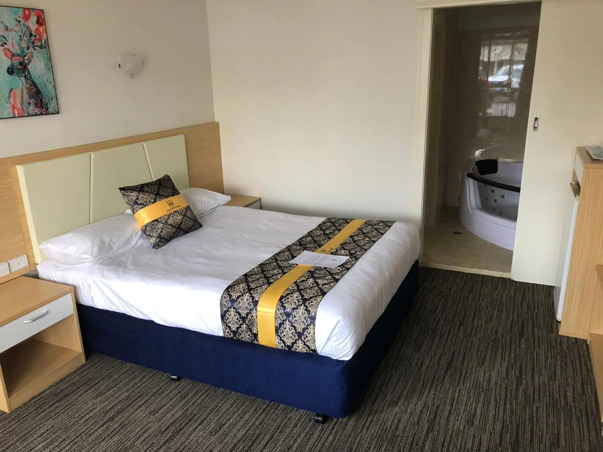 Bed in Jacksons Motor Inn