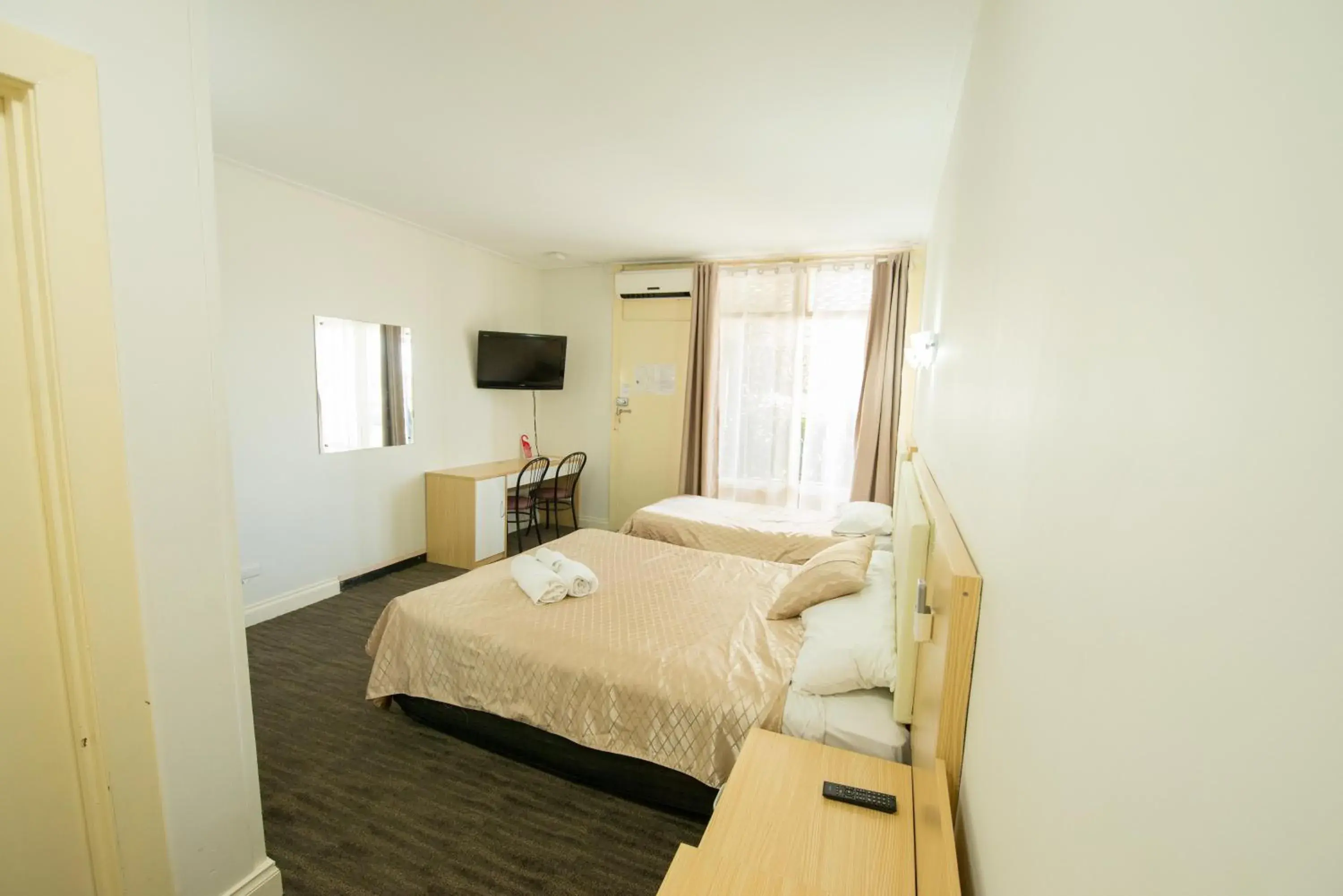 Bed in Jacksons Motor Inn Bed in Jacksons Motor Inn