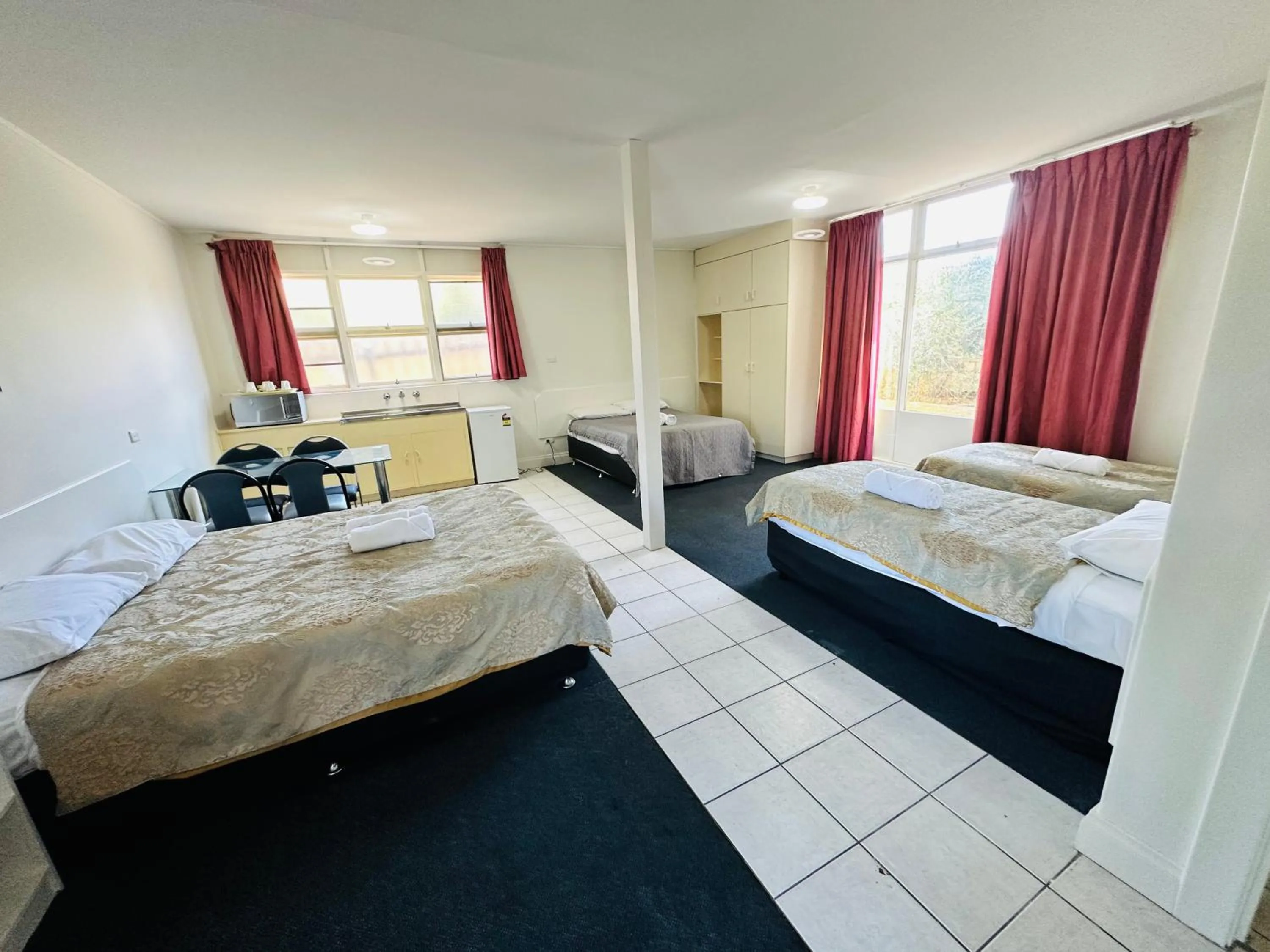 Bed in Jacksons Motor Inn