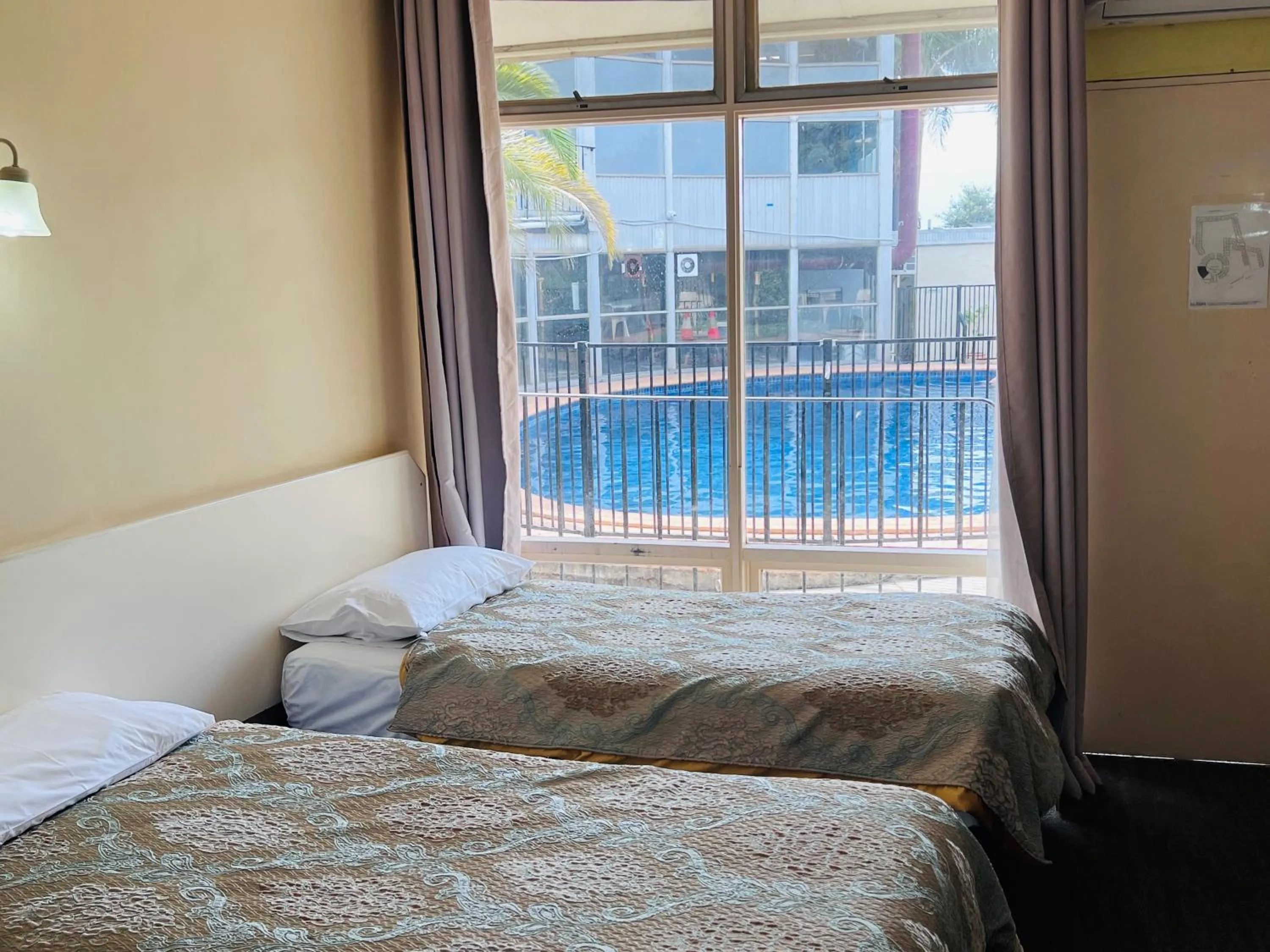 Bed in Jacksons Motor Inn