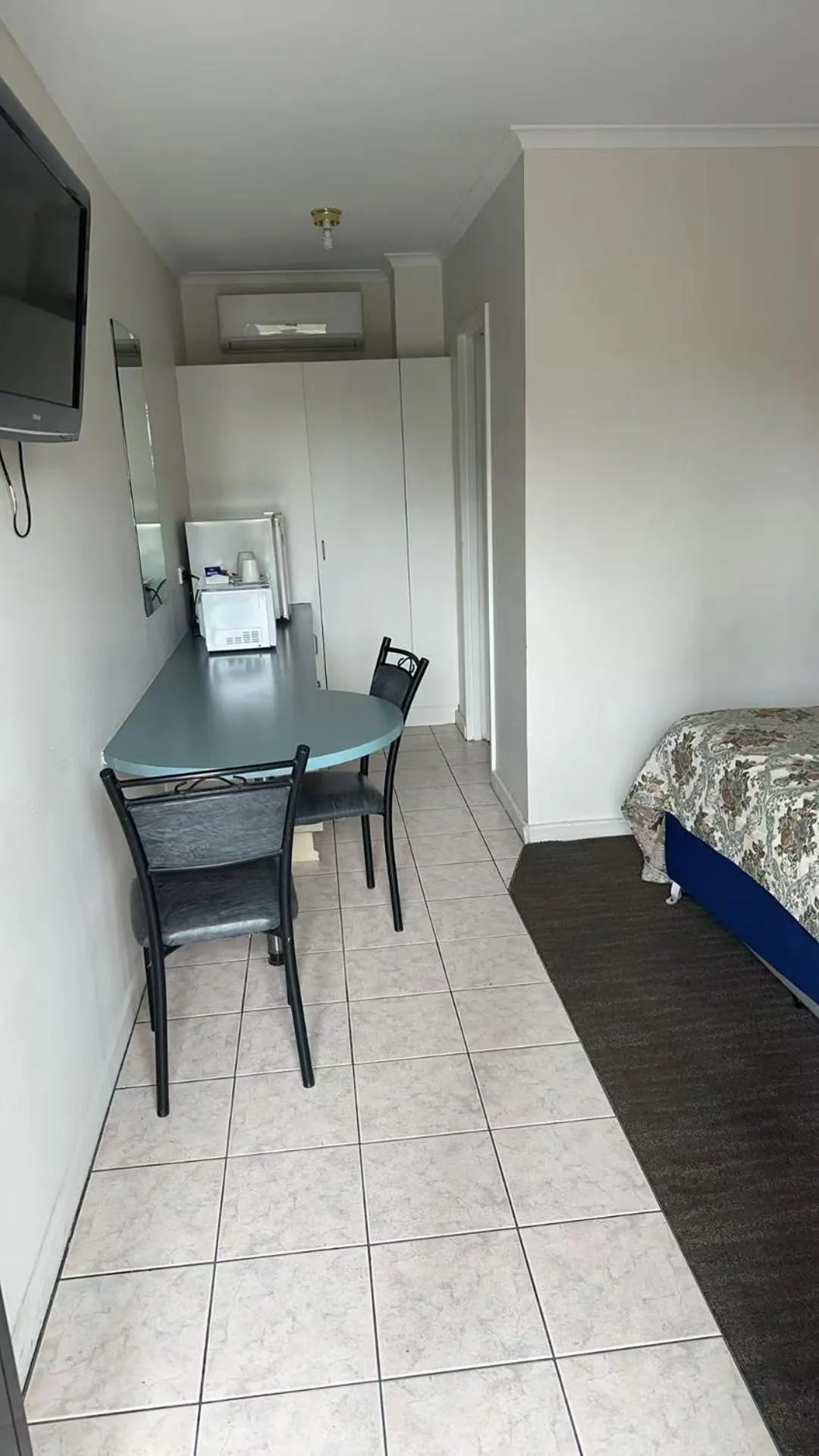 Bed in Jacksons Motor Inn