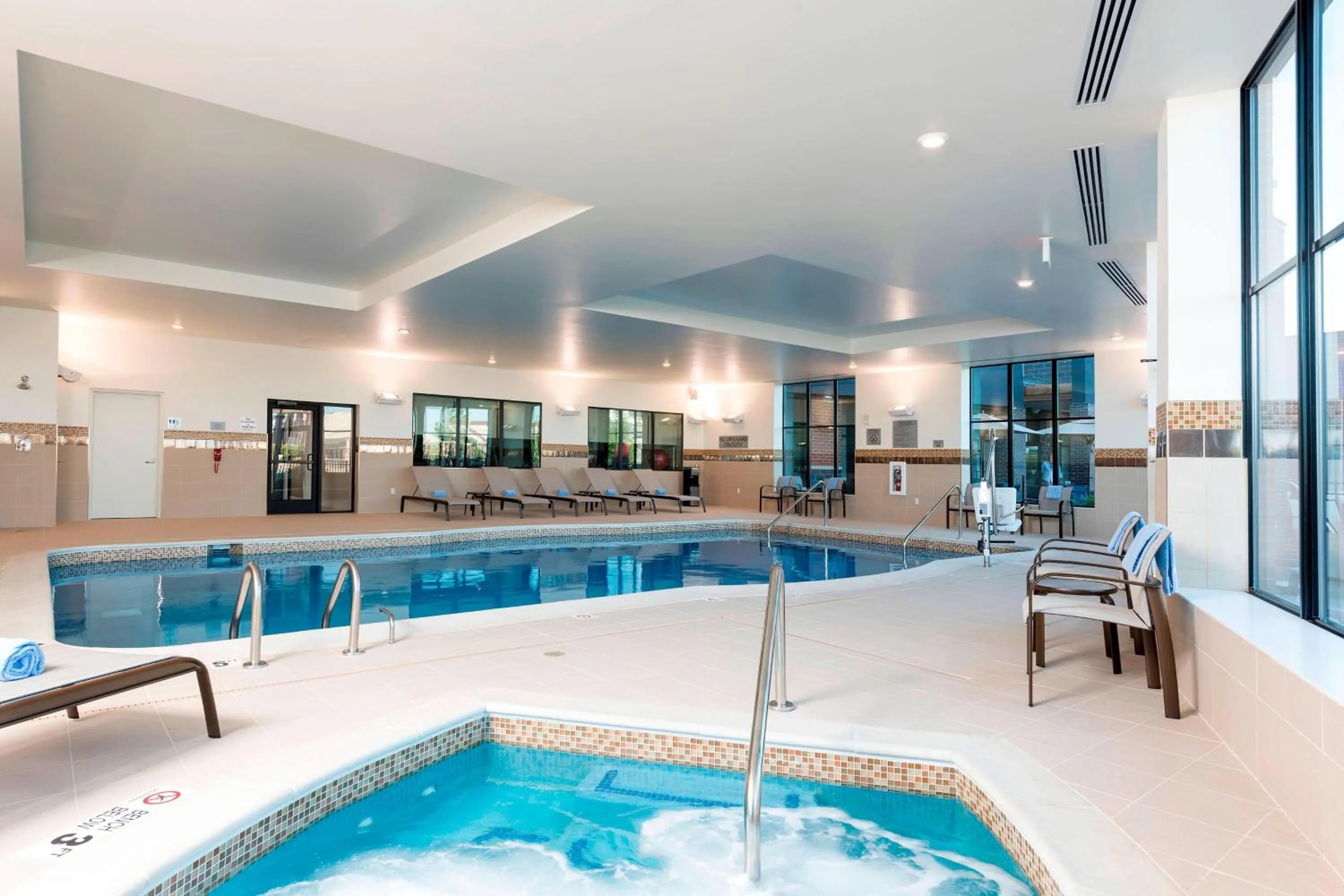 Swimming pool in Courtyard by Marriott Mt. Pleasant at Central Michigan University