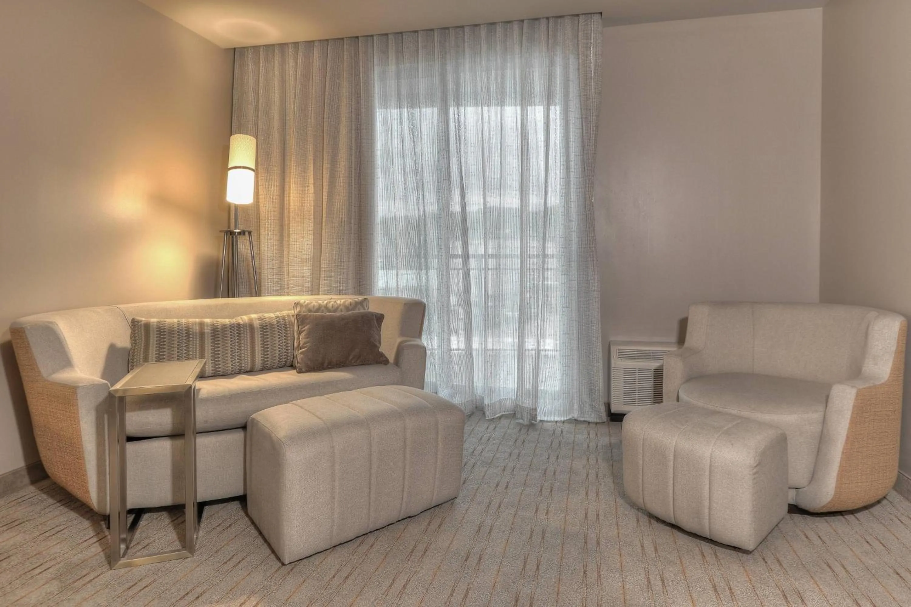 Living room in Courtyard by Marriott Pigeon Forge