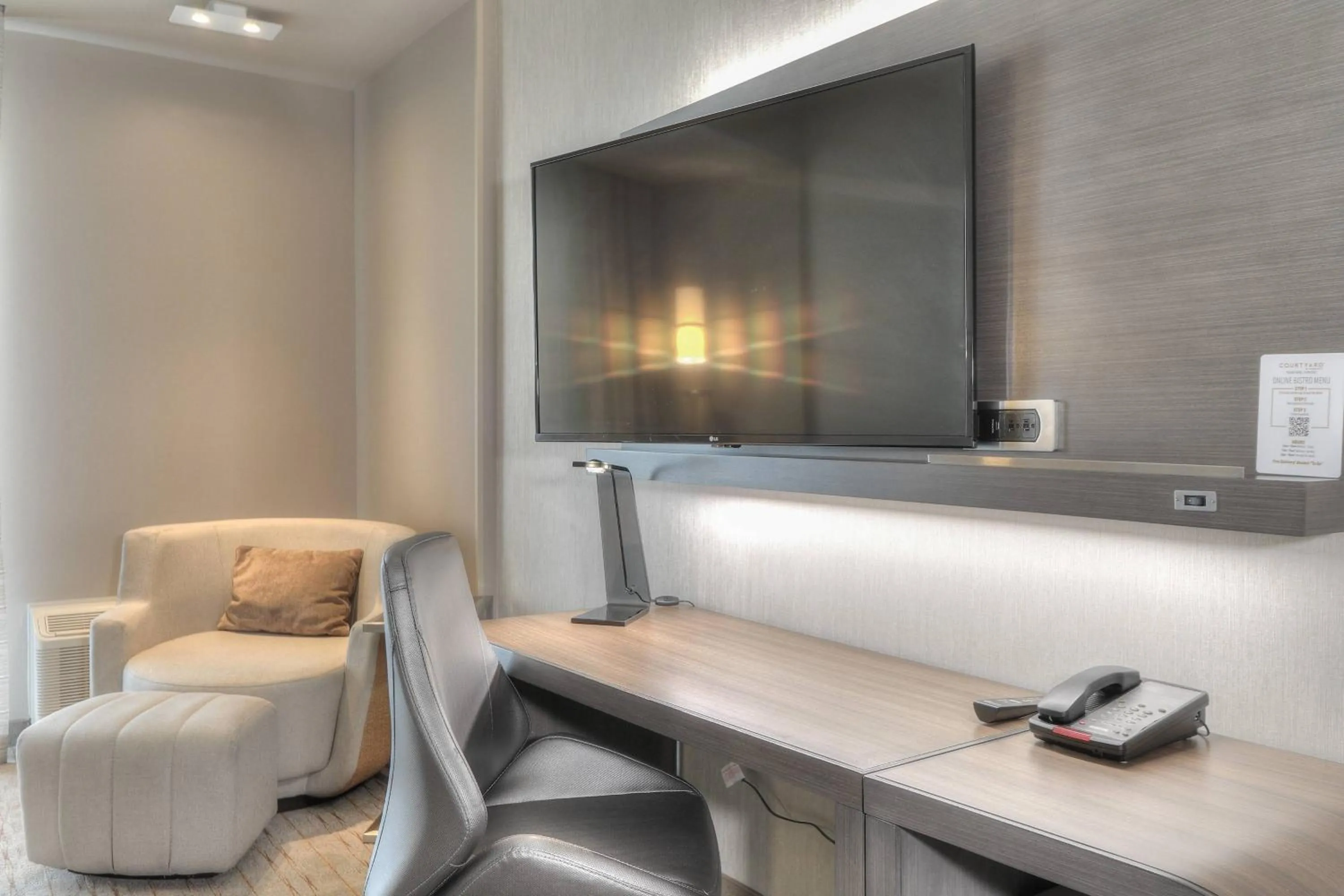 Bedroom in Courtyard by Marriott Pigeon Forge