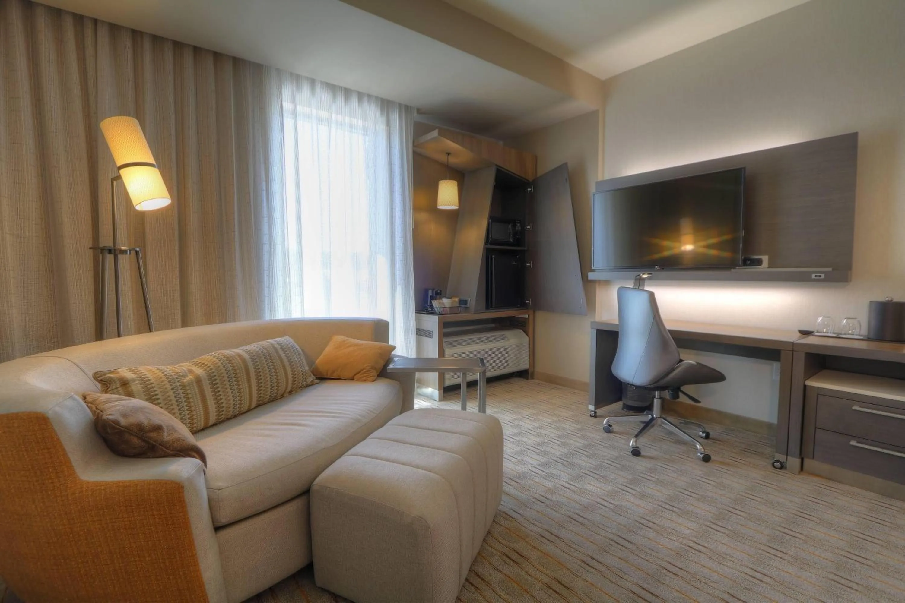 Living room in Courtyard by Marriott Pigeon Forge