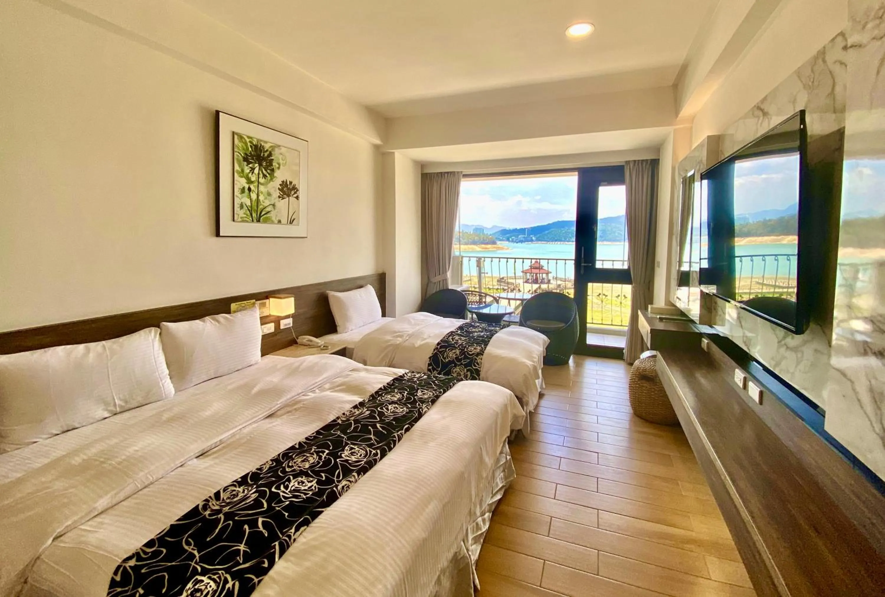 Photo of the whole room, Bed in Ming Yue Hu Hotel