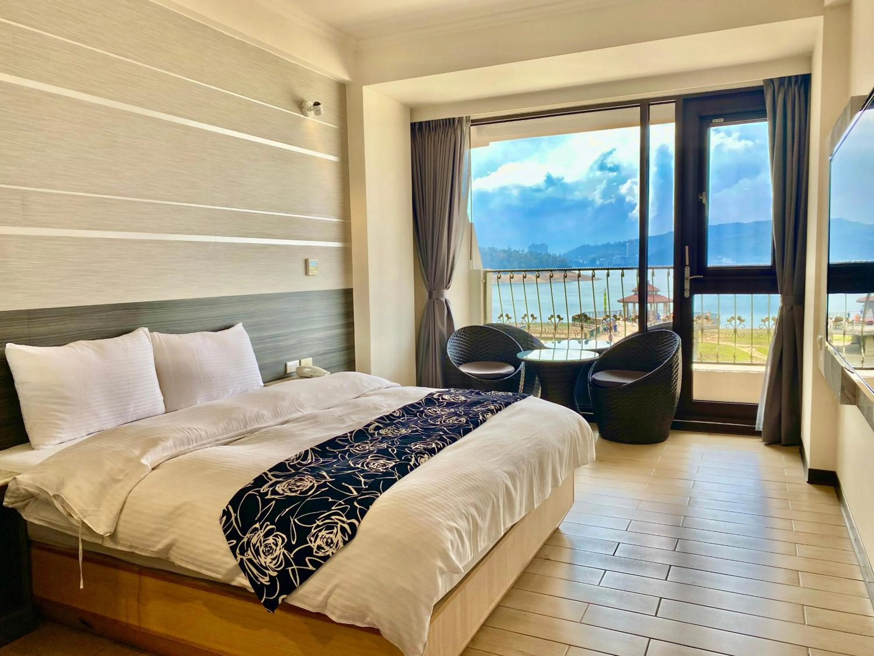 Photo of the whole room, Bed in Ming Yue Hu Hotel