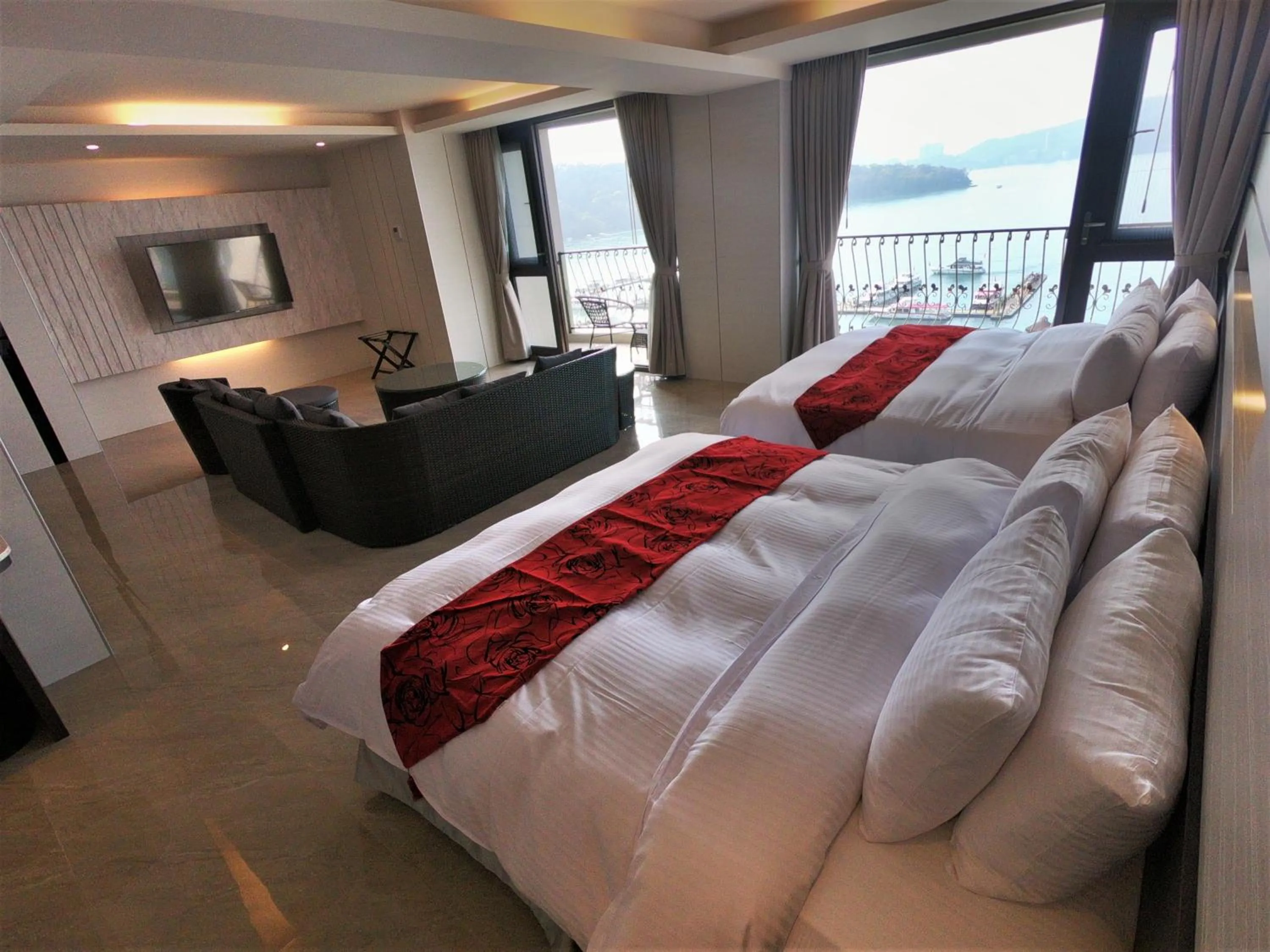 Balcony/Terrace, Bed in Ming Yue Hu Hotel