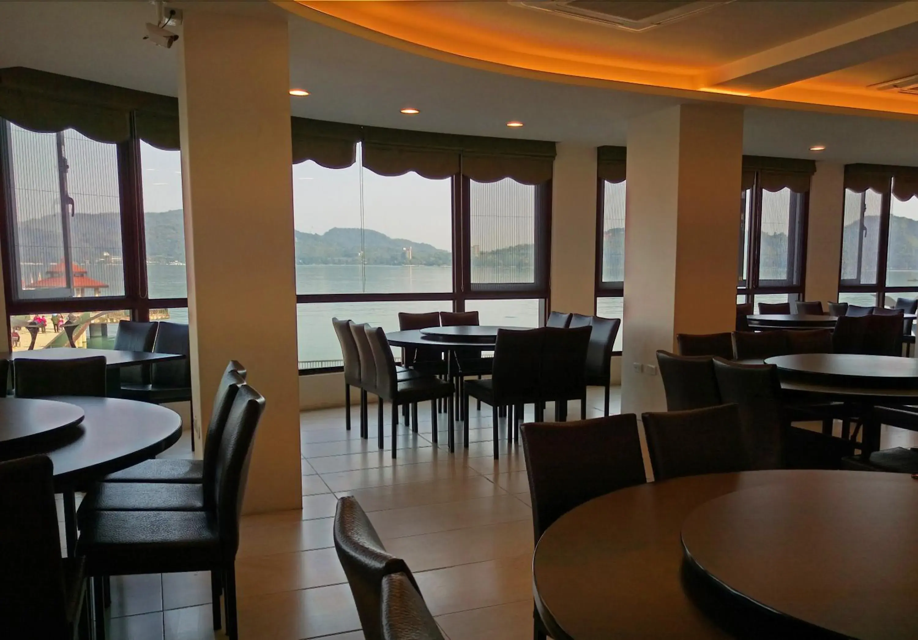 Restaurant/places to eat in Ming Yue Hu Hotel Restaurant/places to eat in Ming Yue Hu Hotel