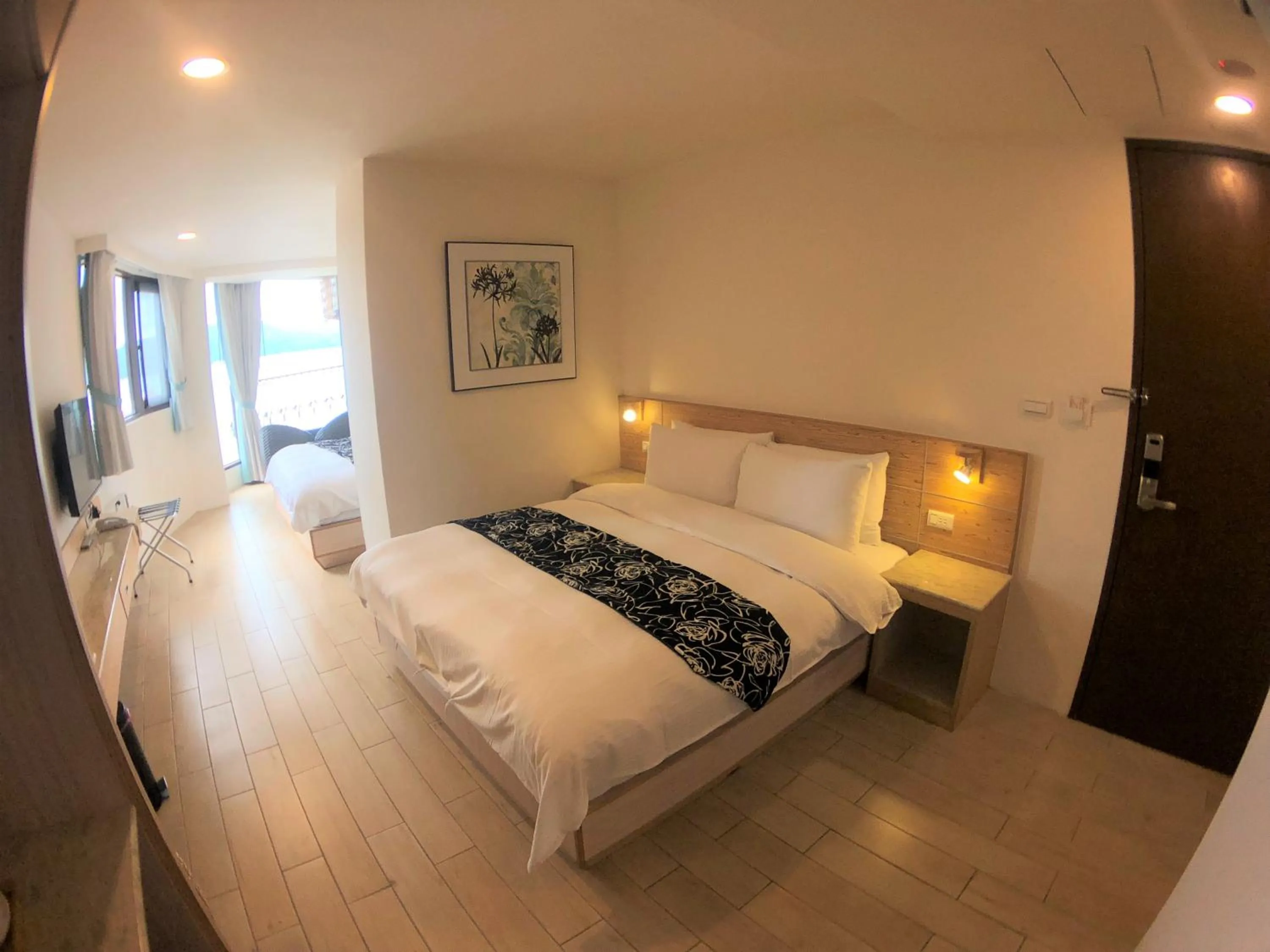 Photo of the whole room, Bed in Ming Yue Hu Hotel