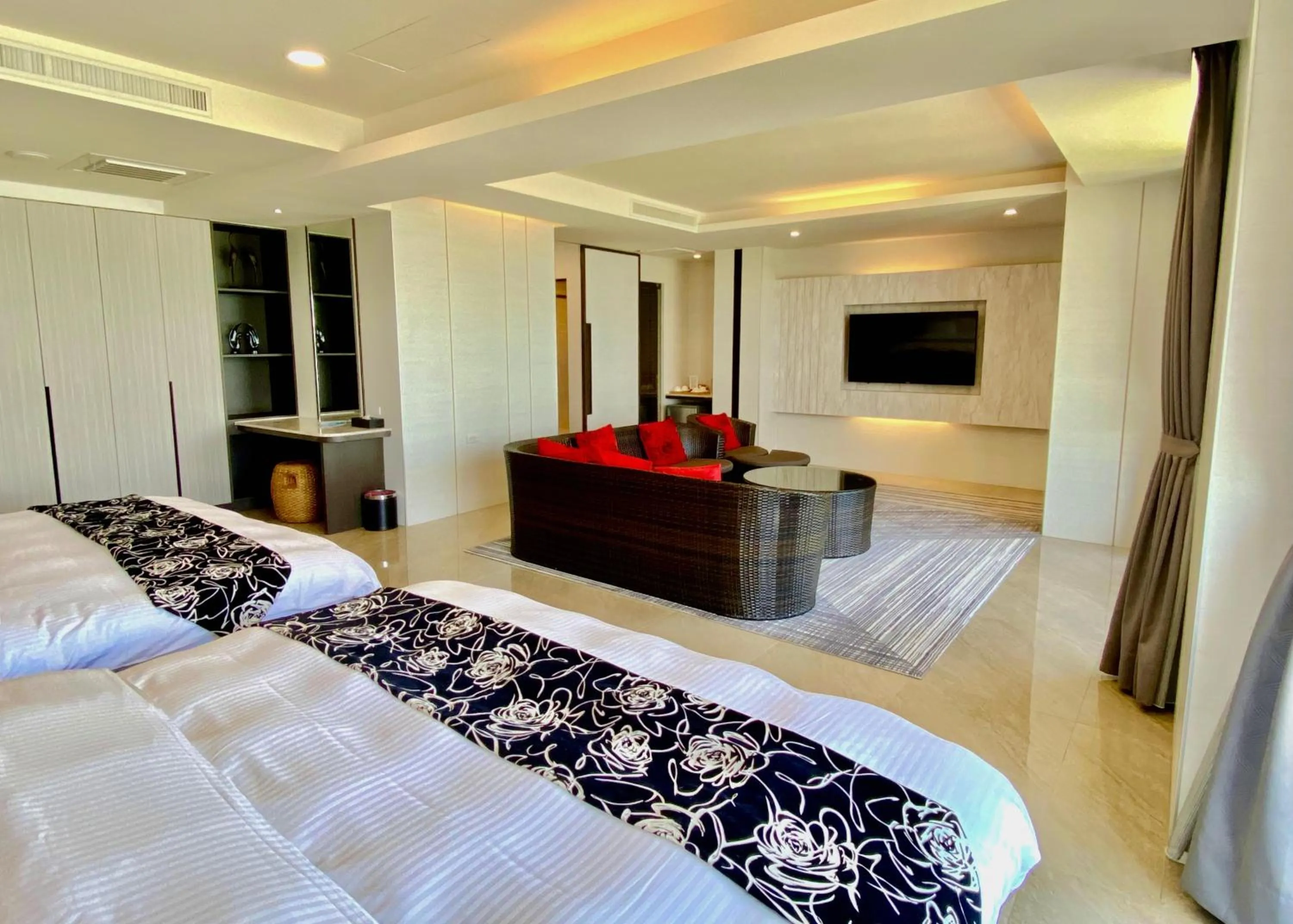 Photo of the whole room, Bed in Ming Yue Hu Hotel