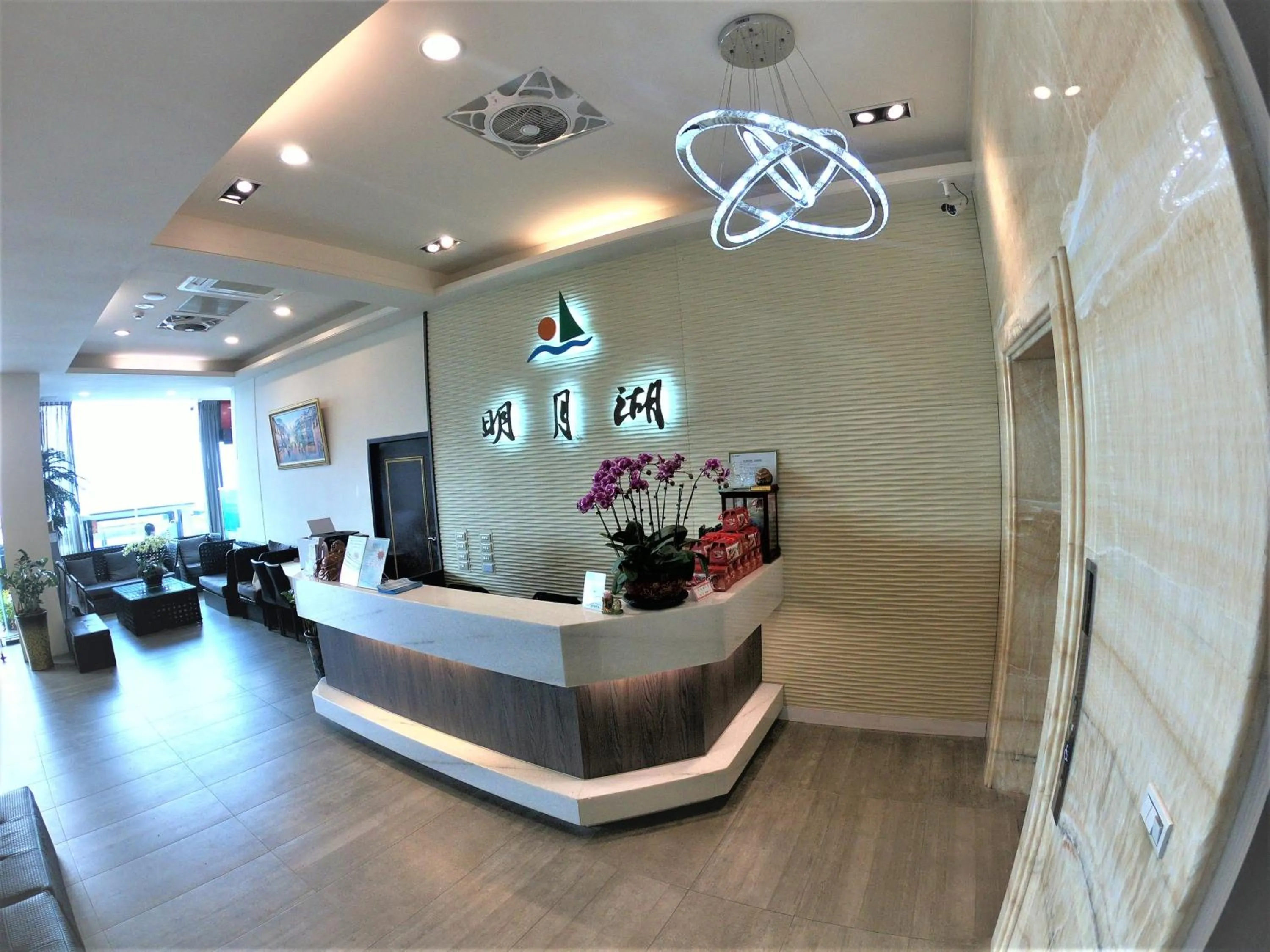 Communal lounge/ TV room in Ming Yue Hu Hotel