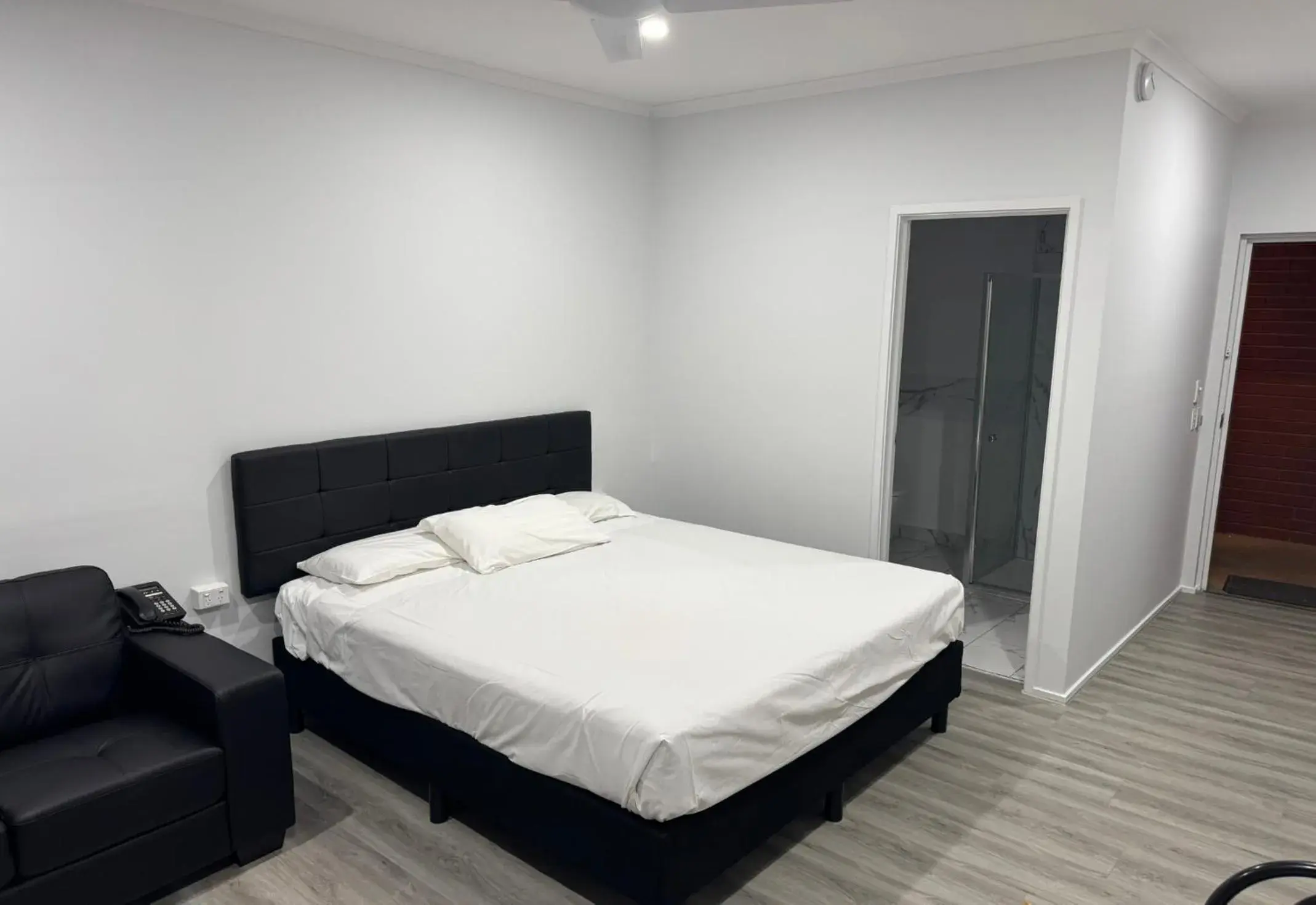 Bed in Footscray Motor Inn and Serviced Apartments Bed in Footscray Motor Inn and Serviced Apartments