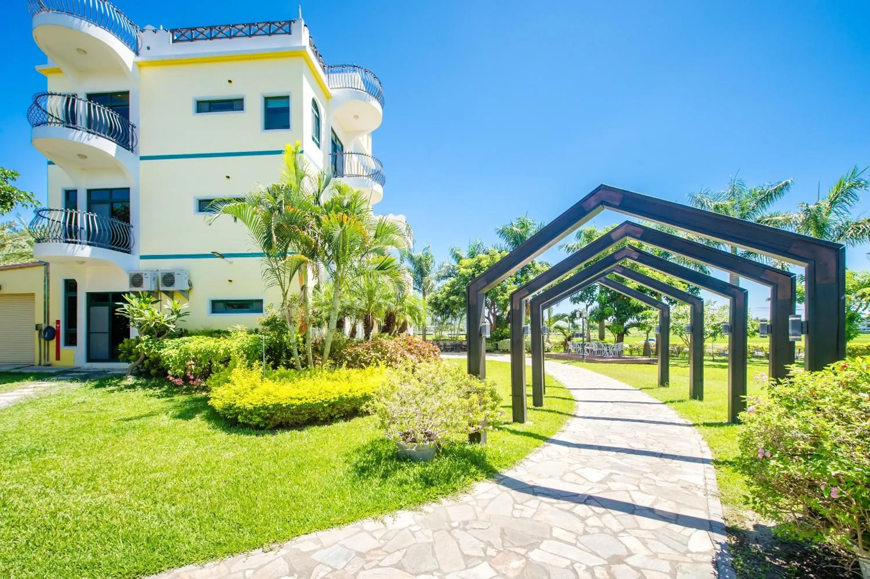 Property building in Summer Garden Property building in Summer Garden