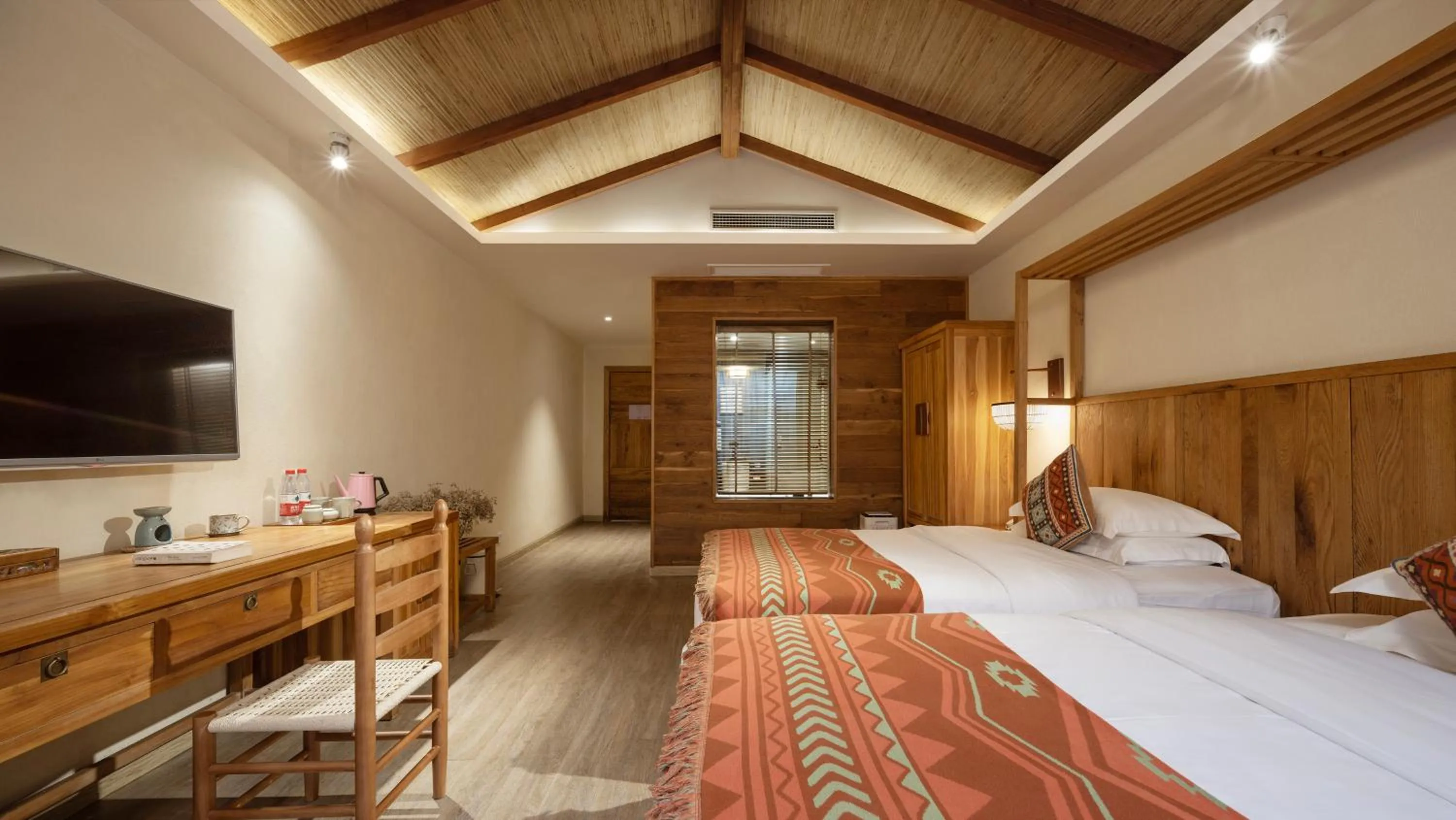 Photo of the whole room, Bed in Yangshuo The Apsara Lodge