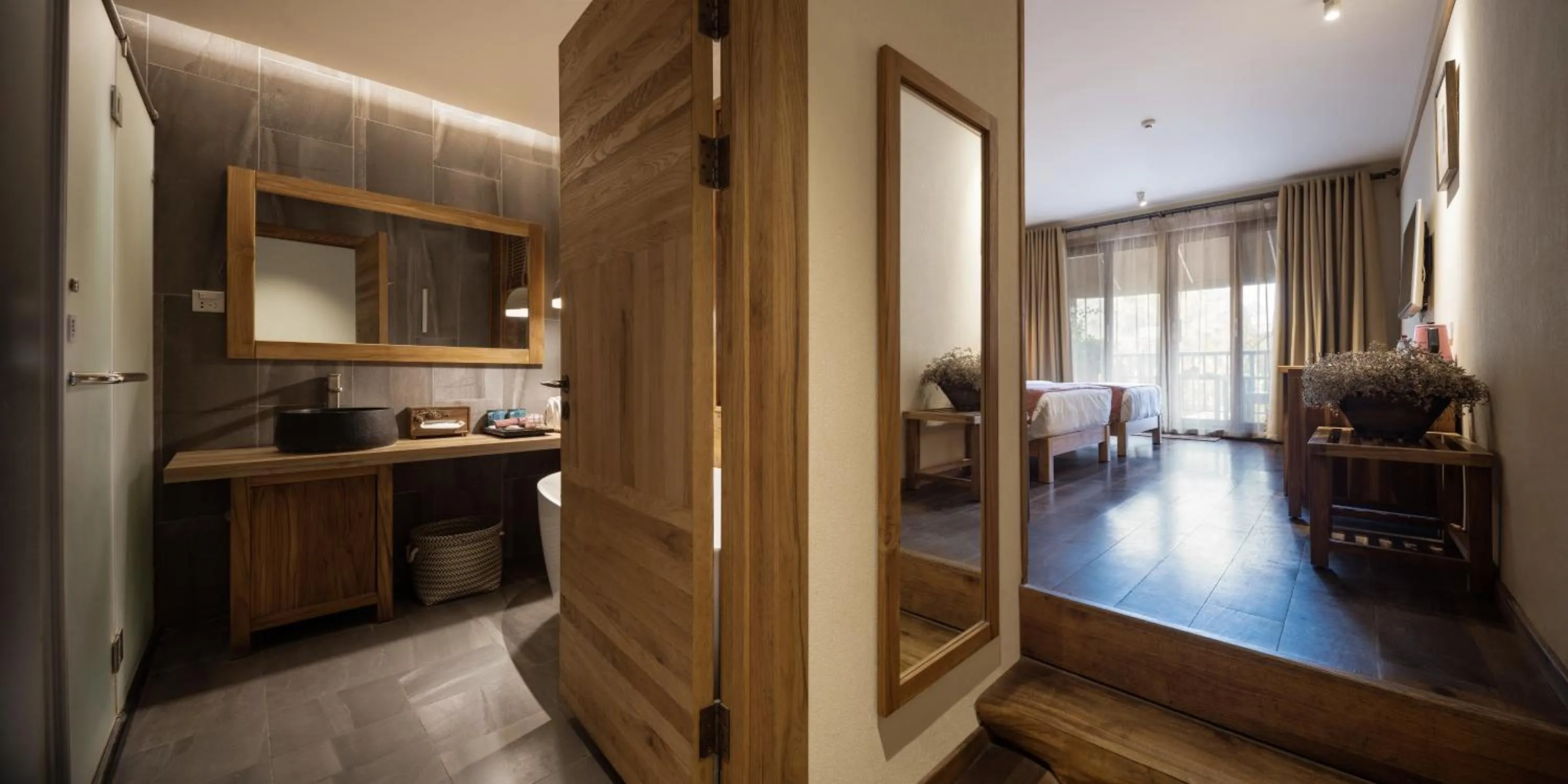 Toilet in Yangshuo The Apsara Lodge