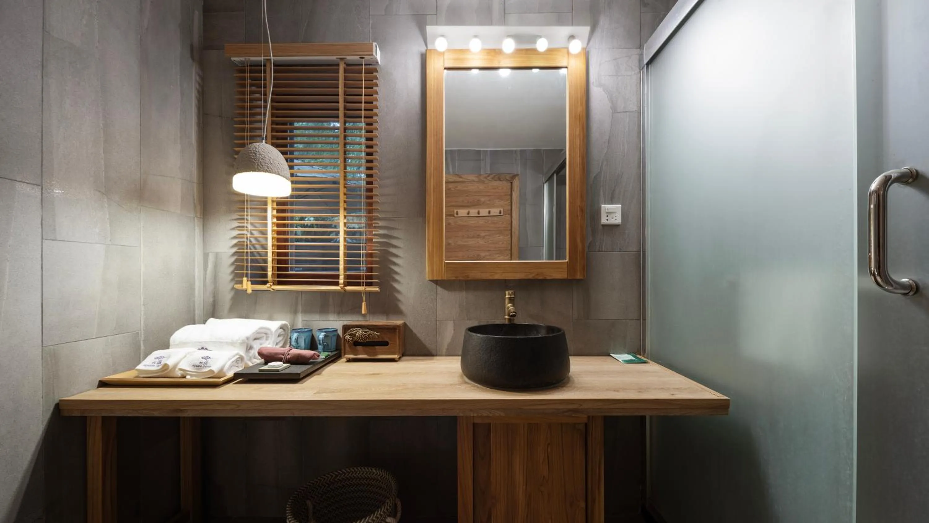 Toilet in Yangshuo The Apsara Lodge