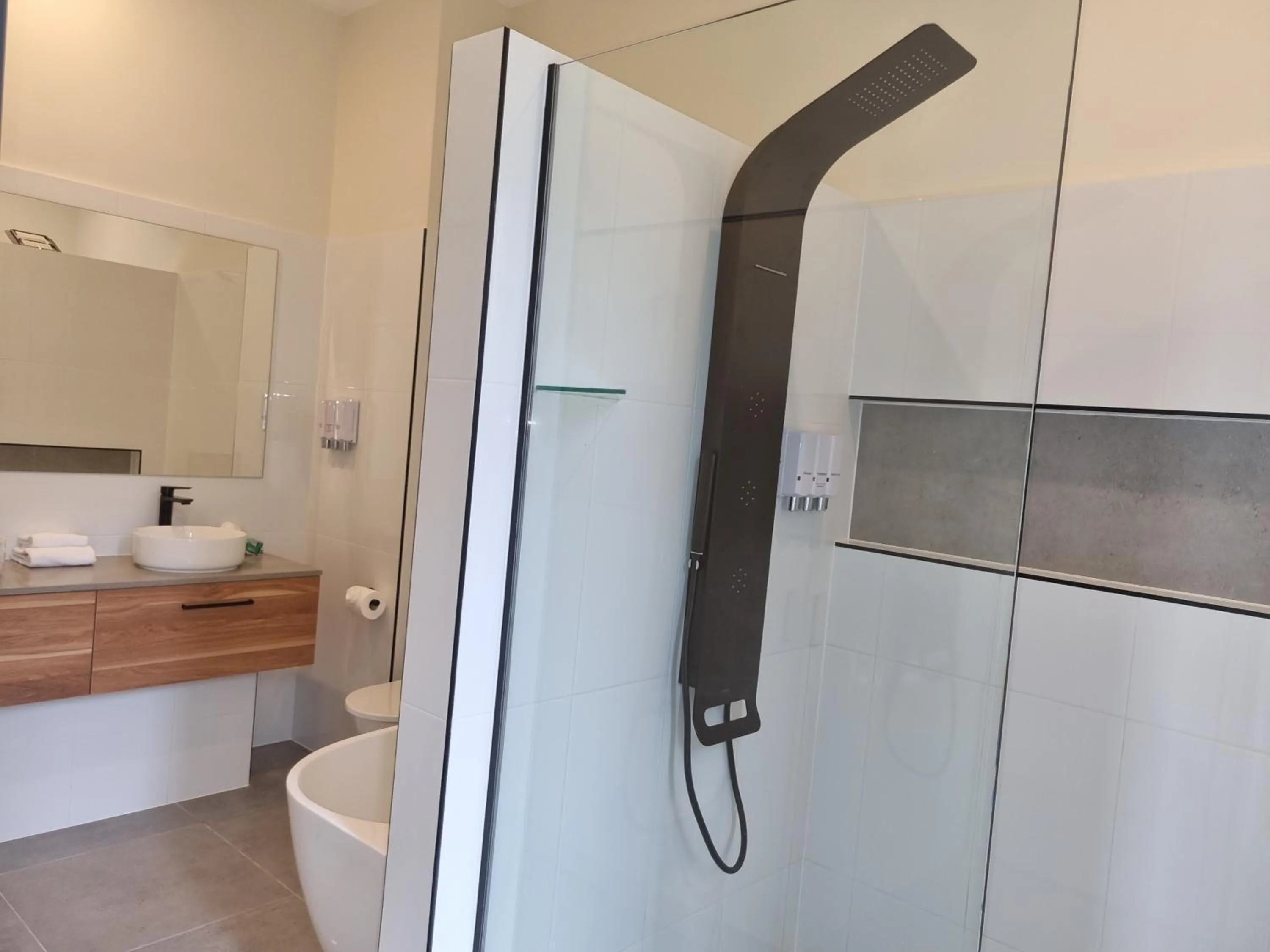 Shower in Rainbow Ocean Palms Resort