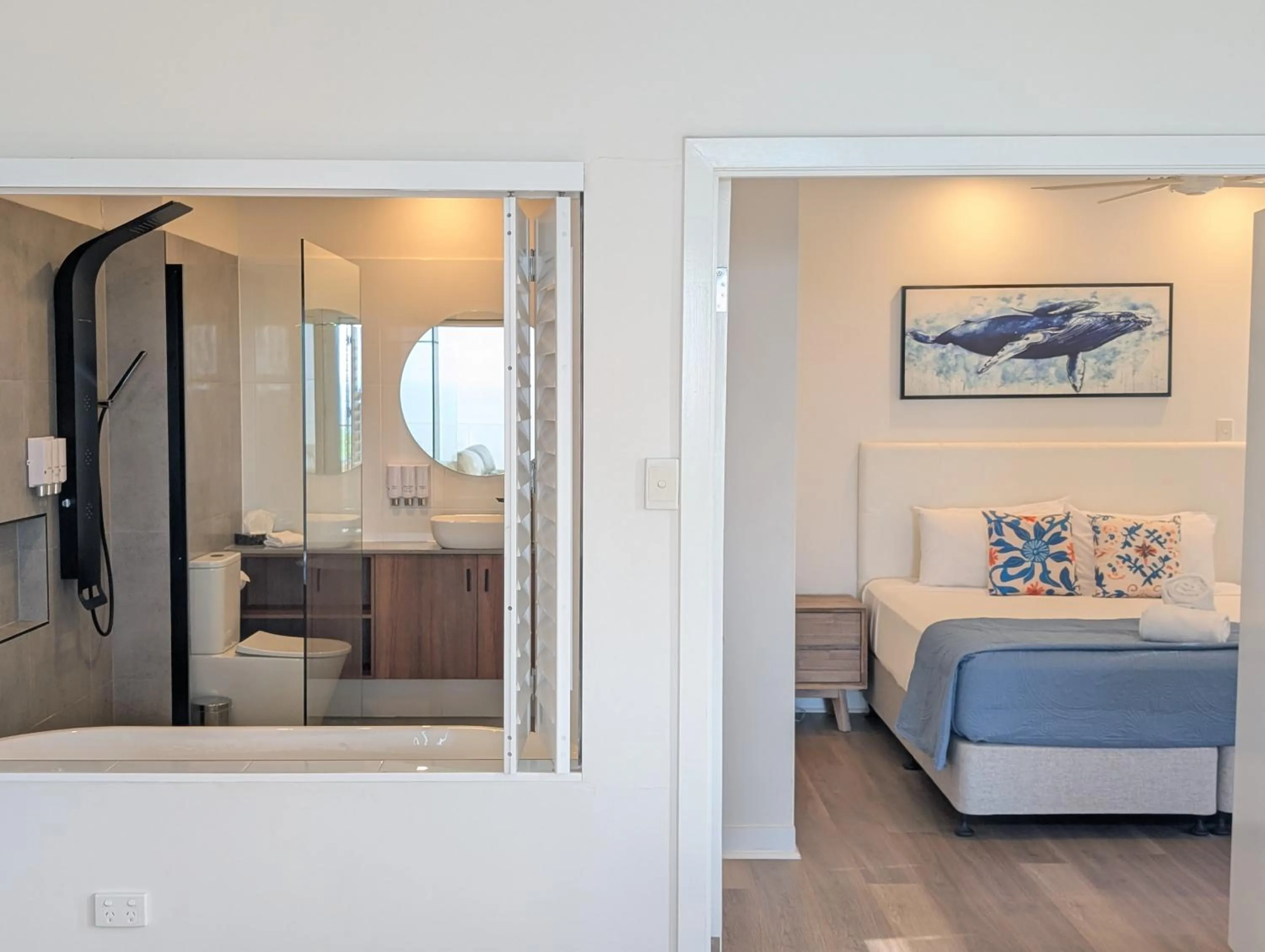 Bathroom, Bed in Rainbow Ocean Palms Resort