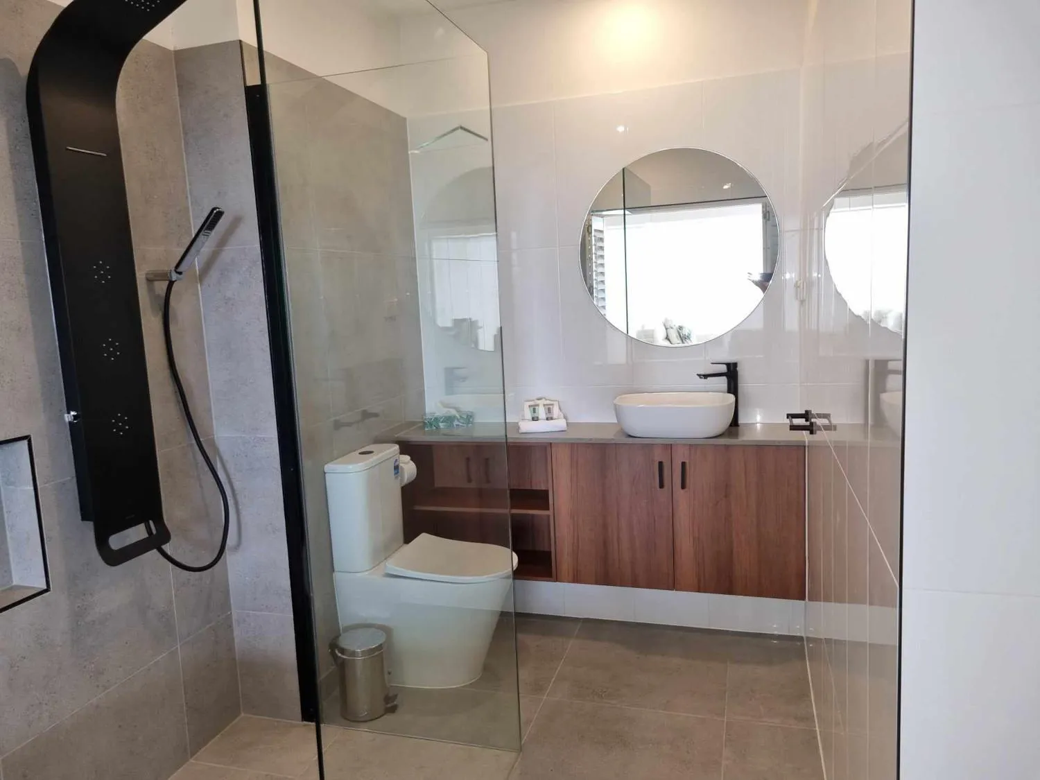 Shower in Rainbow Ocean Palms Resort