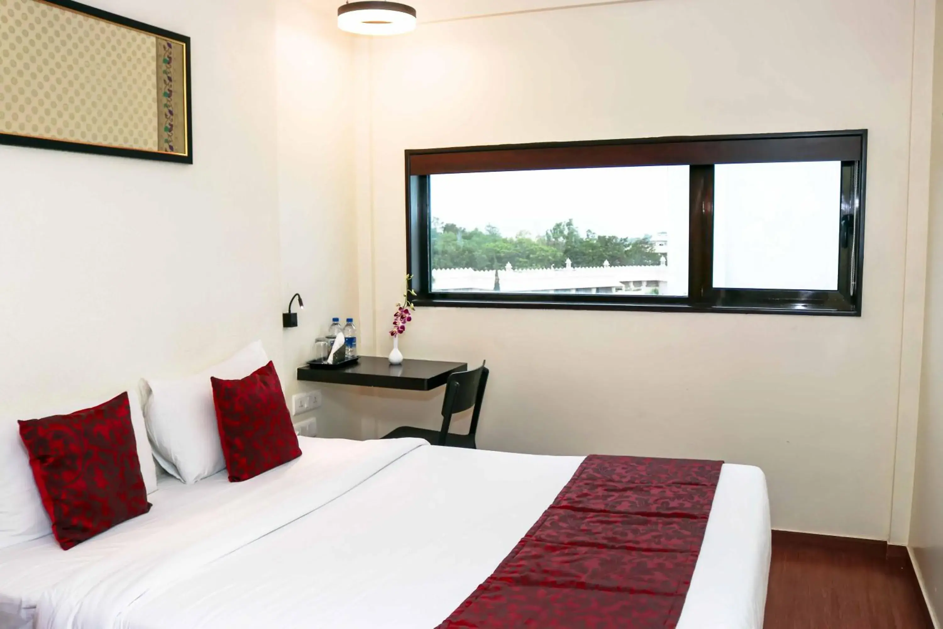 Standard Queen Room in 7 Apple Hotel Aurangabad Standard Queen Room in 7 Apple Hotel Aurangabad