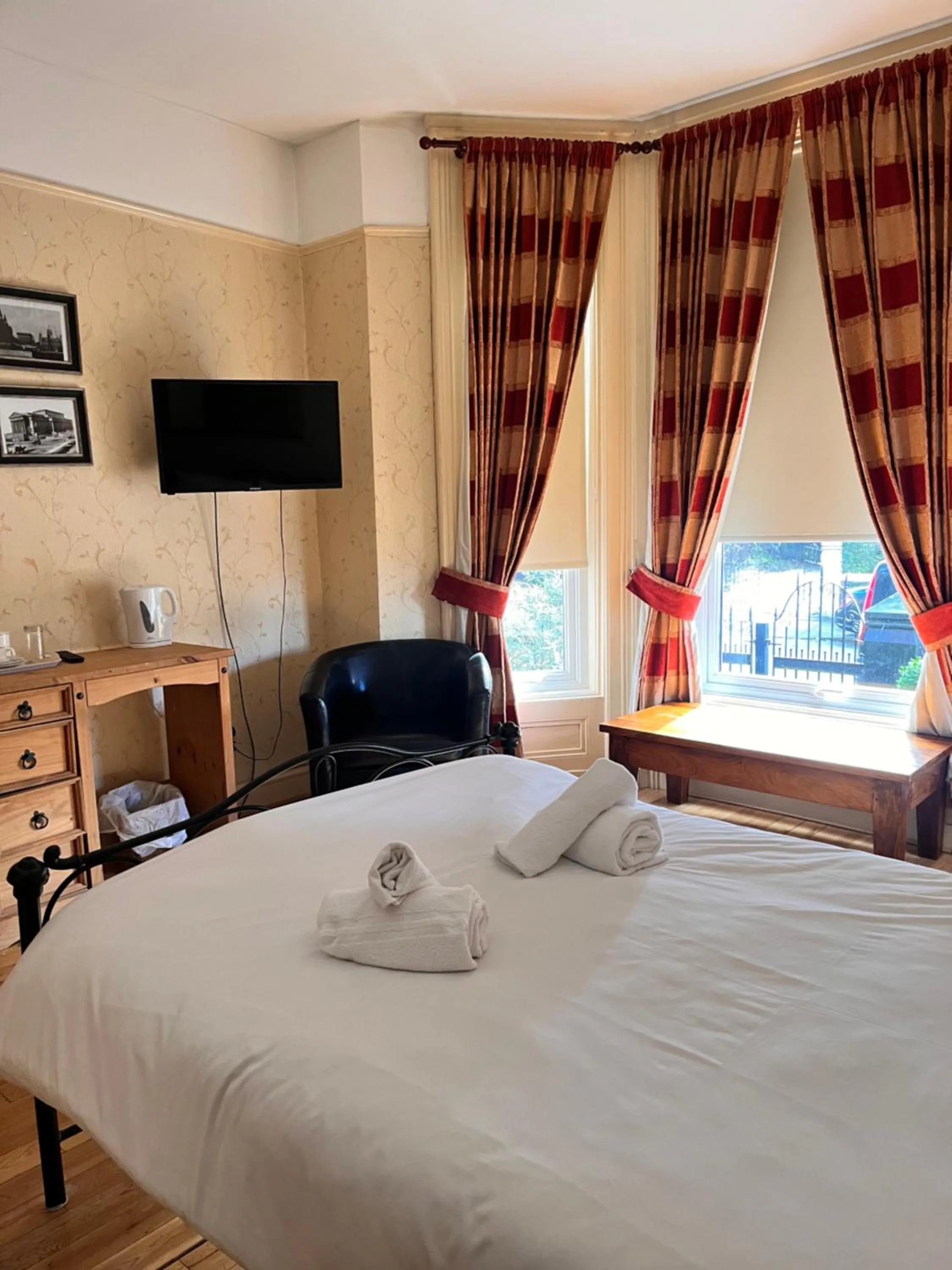 Bedroom, Bed in Beech Mount Grove Suites