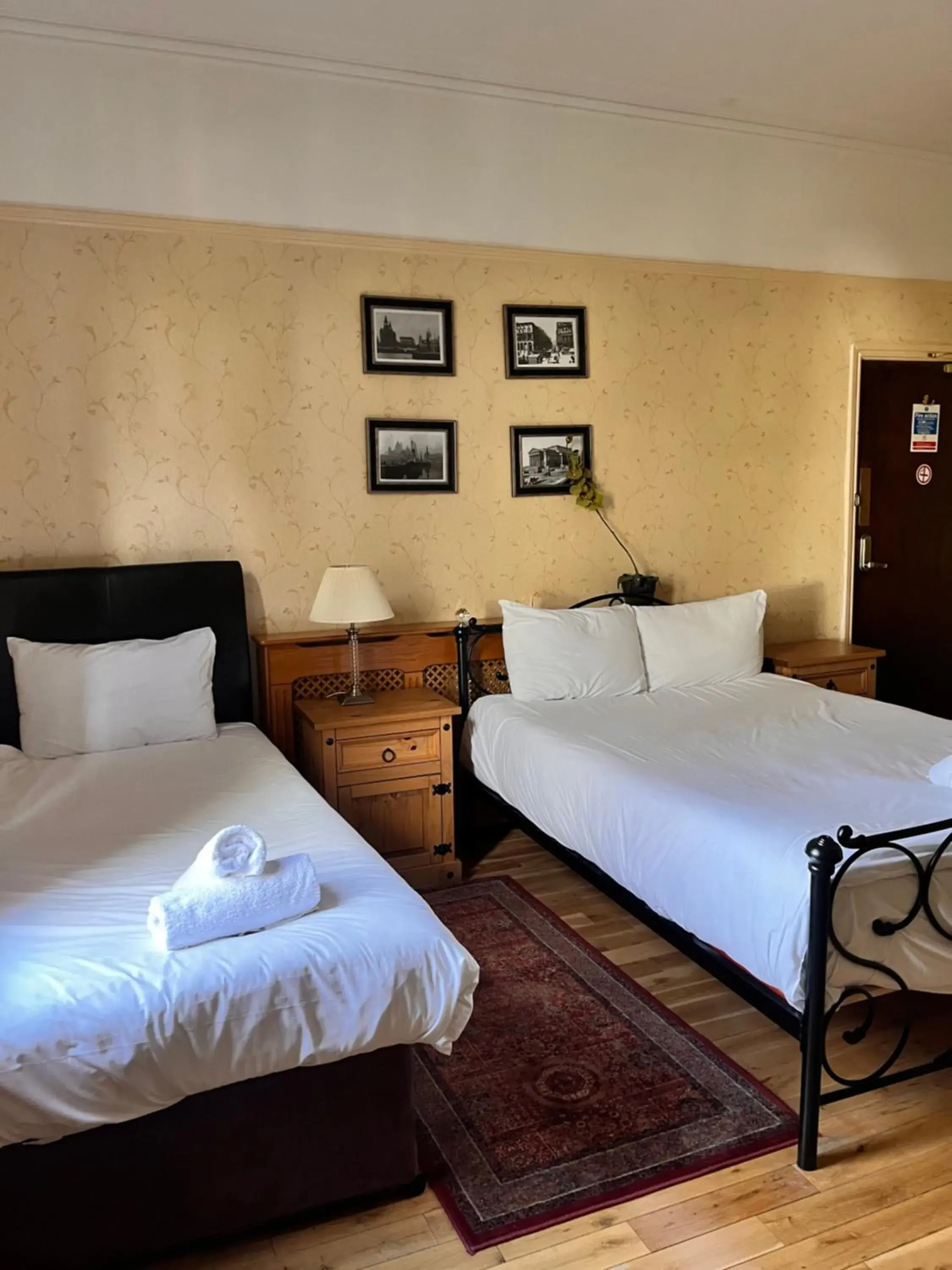 Twin Room in Beech Mount Grove Suites Twin Room in Beech Mount Grove Suites