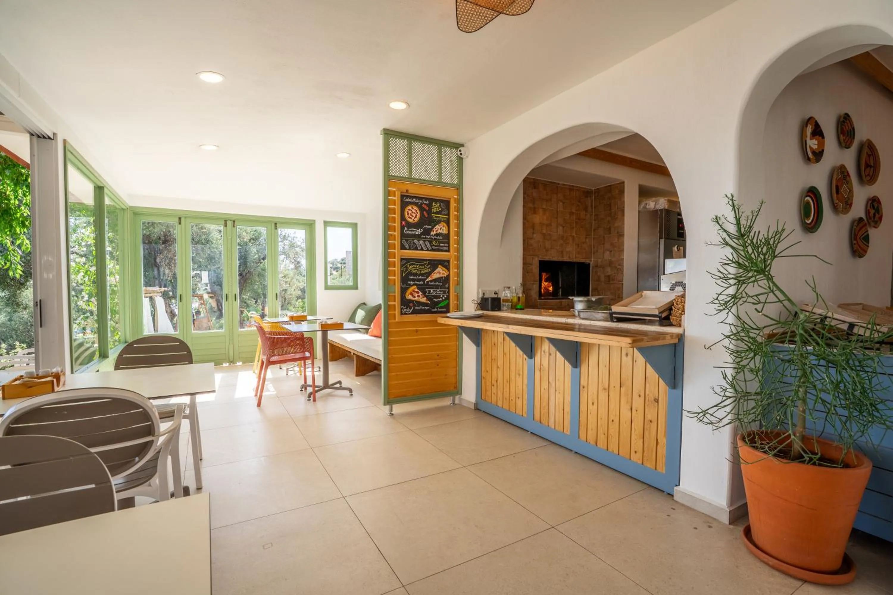 Restaurant/places to eat in Payam Hotel