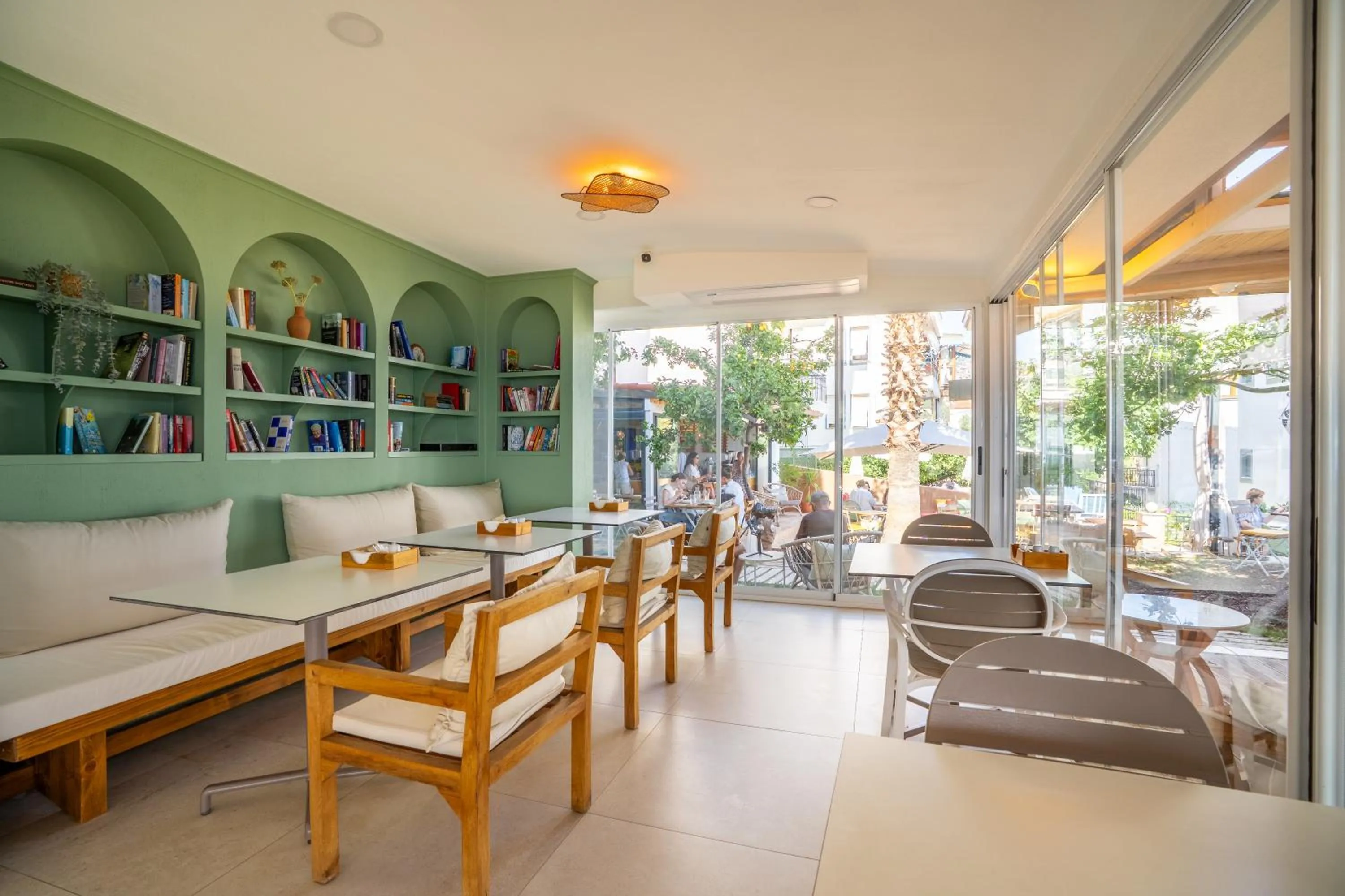 Restaurant/places to eat in Payam Hotel