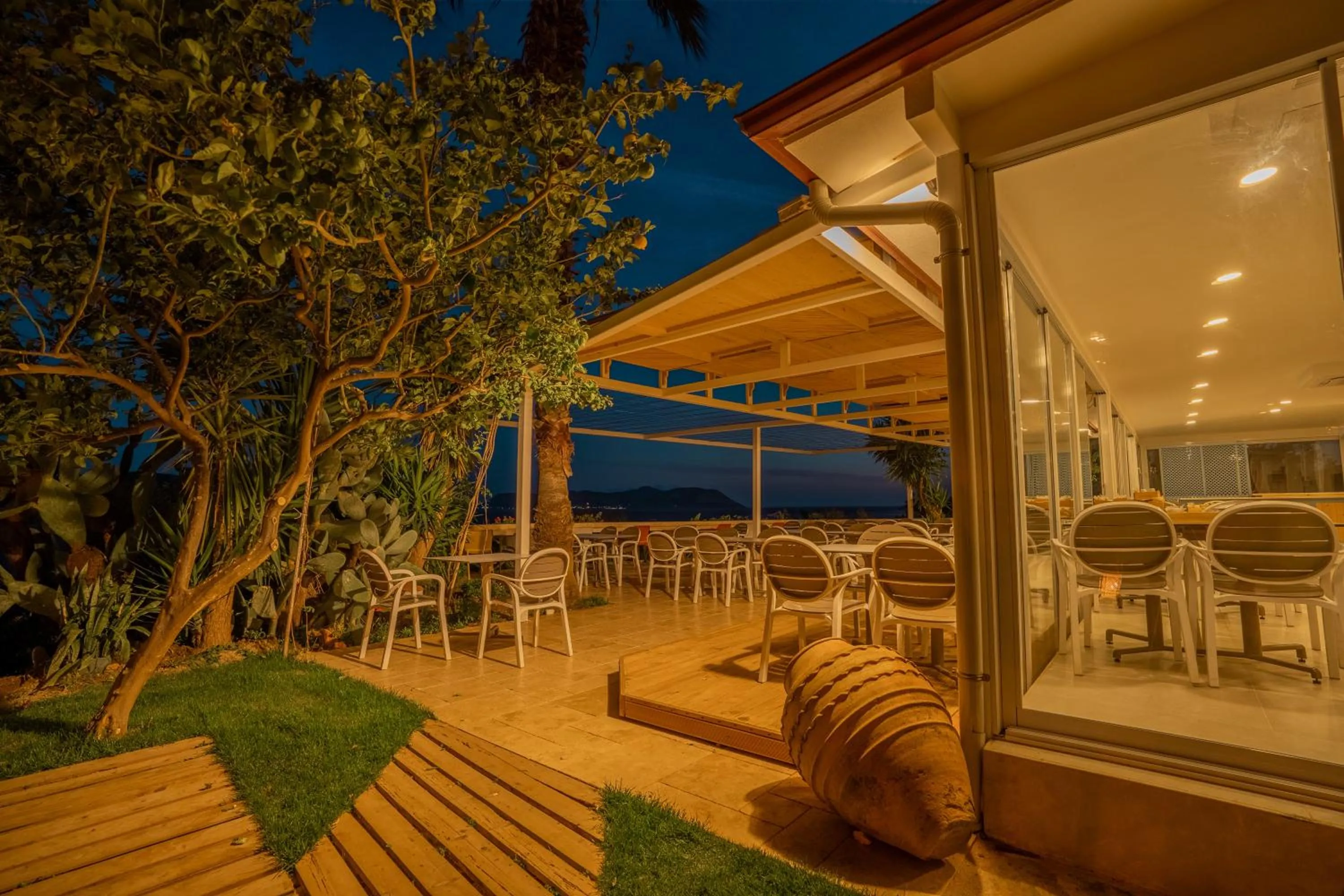 Garden in Payam Hotel