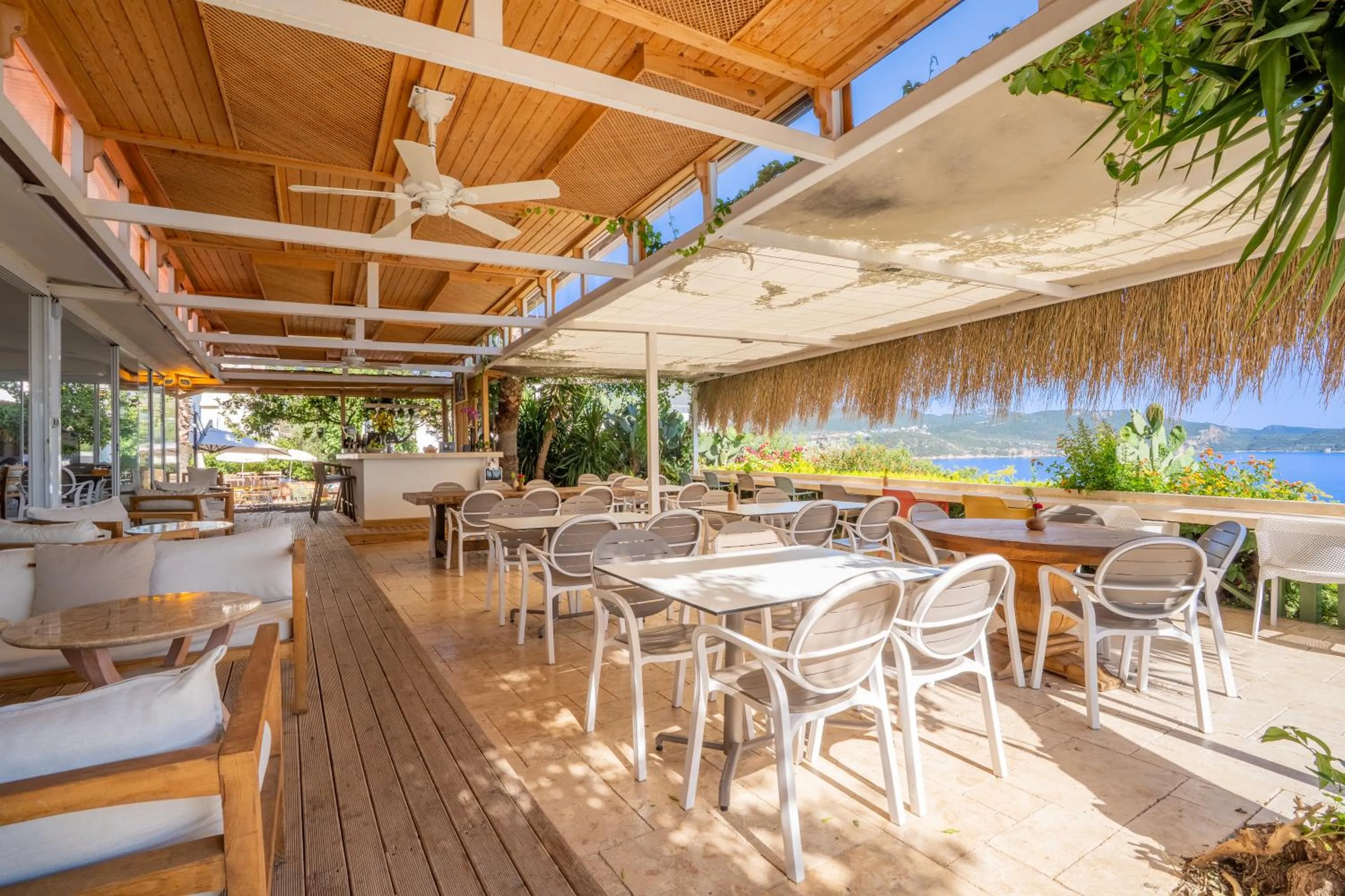 Restaurant/places to eat in Payam Hotel