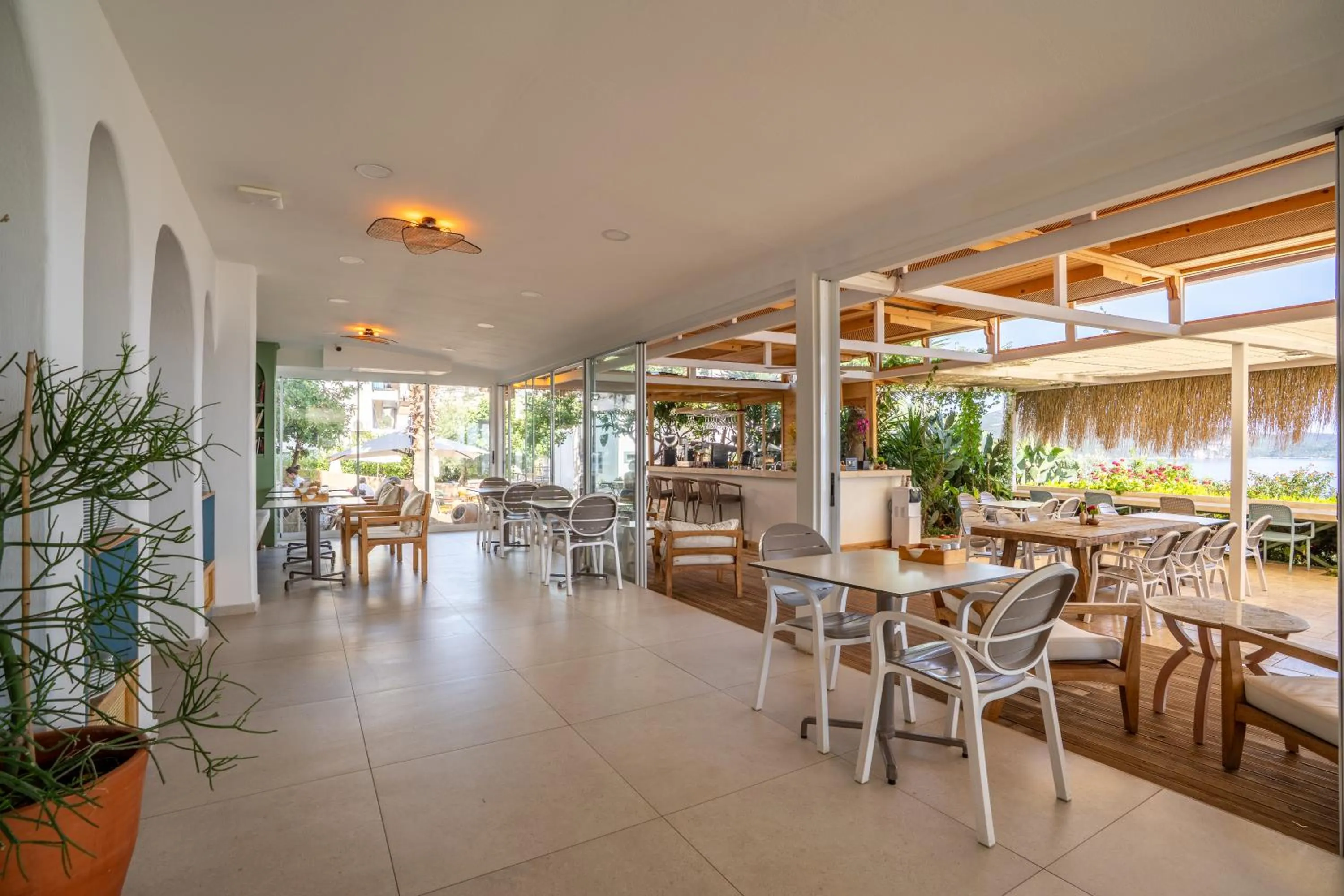 Restaurant/places to eat in Payam Hotel