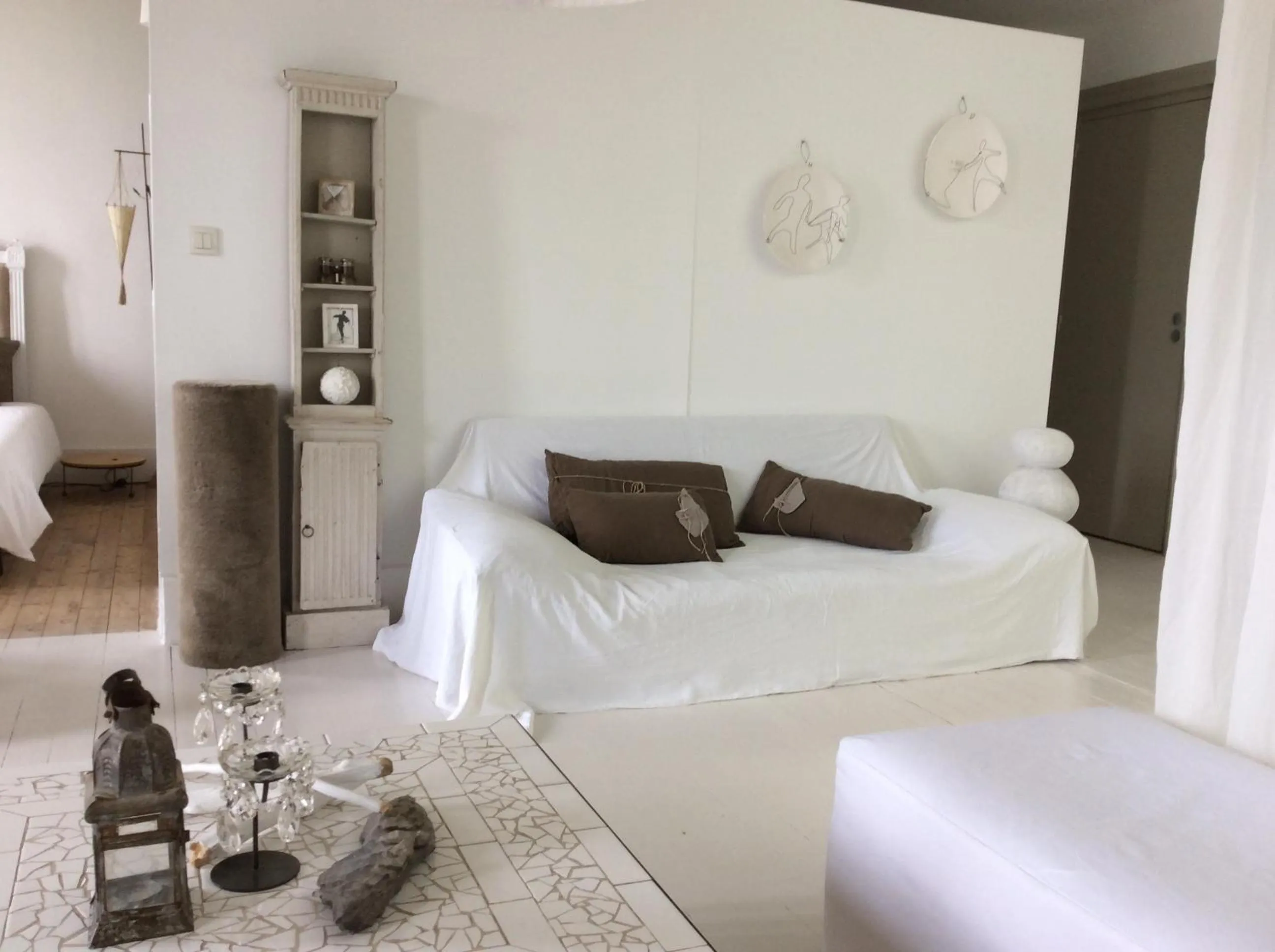 Living room, Bed in La maison sur la place