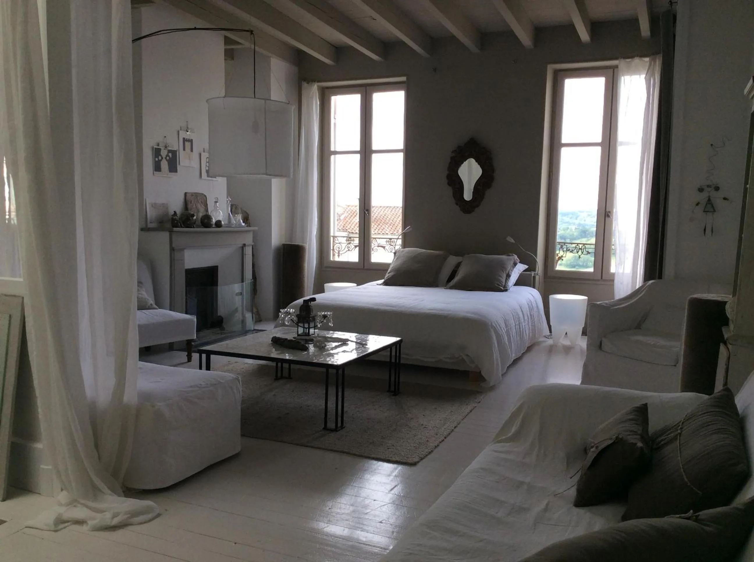 Photo of the whole room, Bed in La maison sur la place