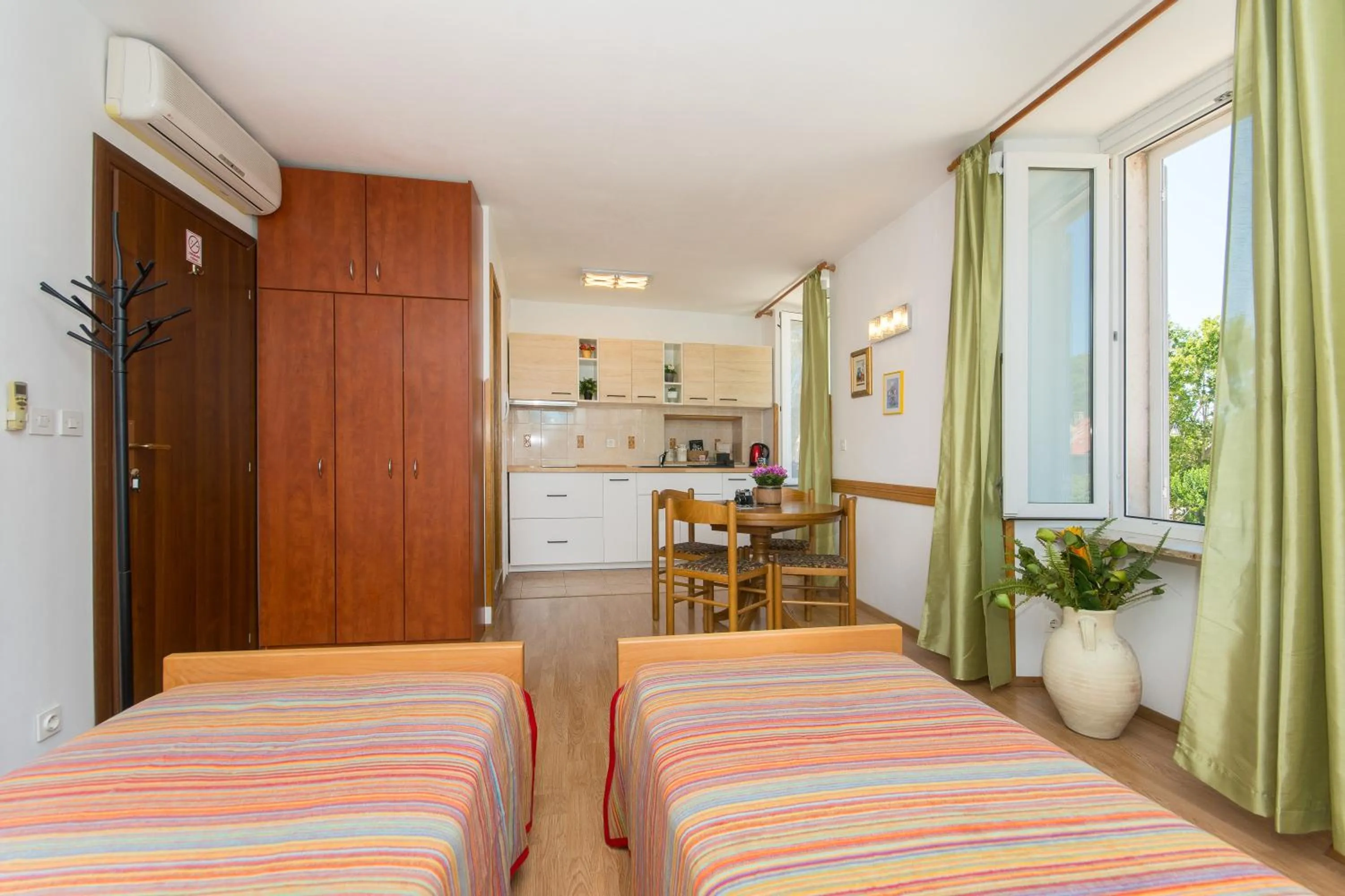 Photo of the whole room, Bed in Tomato Old Town entrance