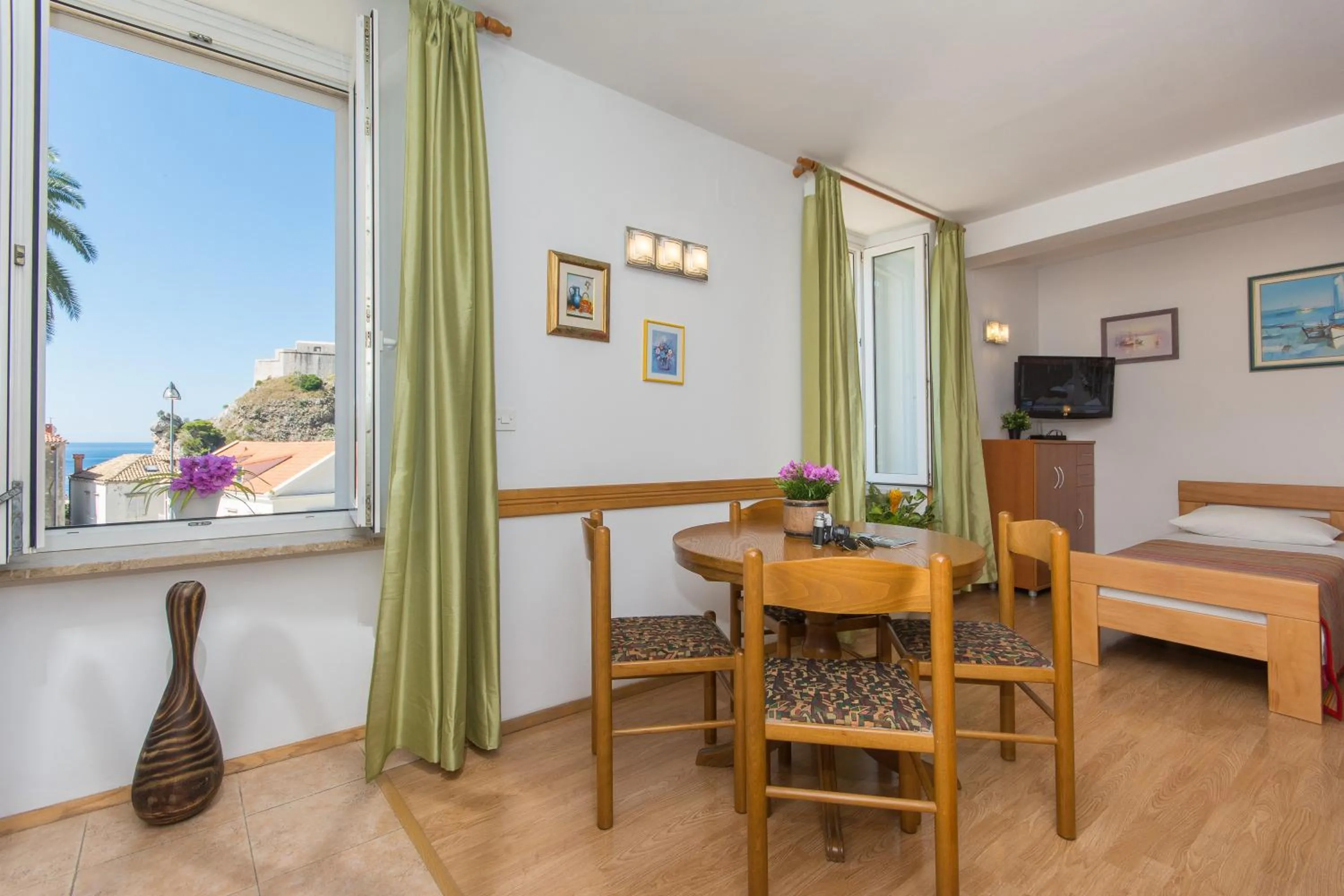 Dining area, Bed in Tomato Old Town entrance
