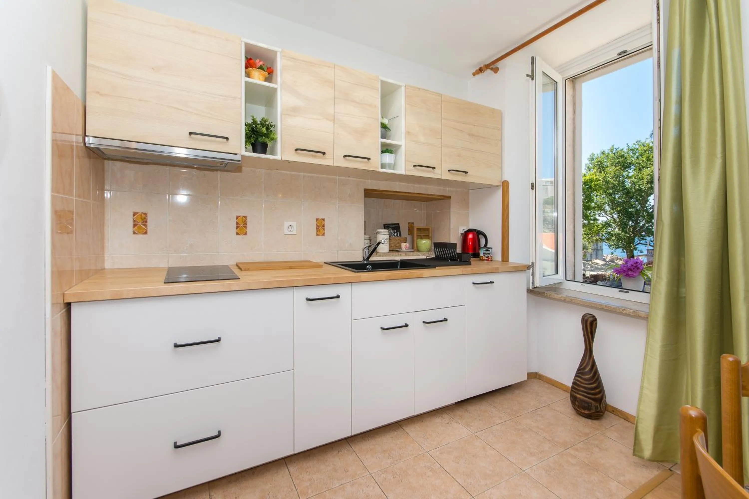 Kitchen or kitchenette in Tomato Old Town entrance