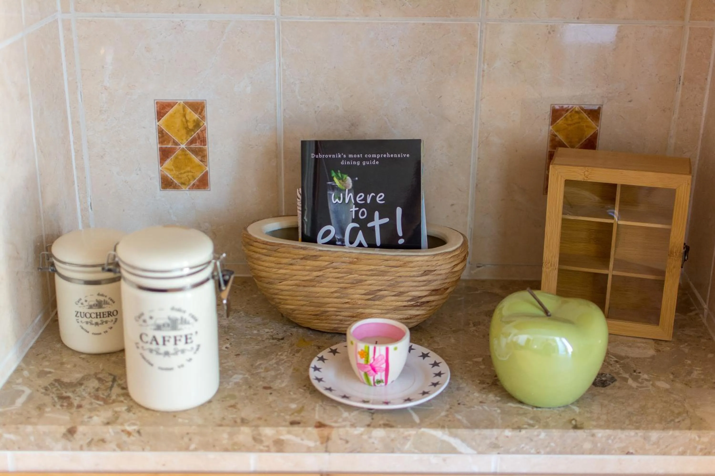 Coffee/tea facilities in Tomato Old Town entrance