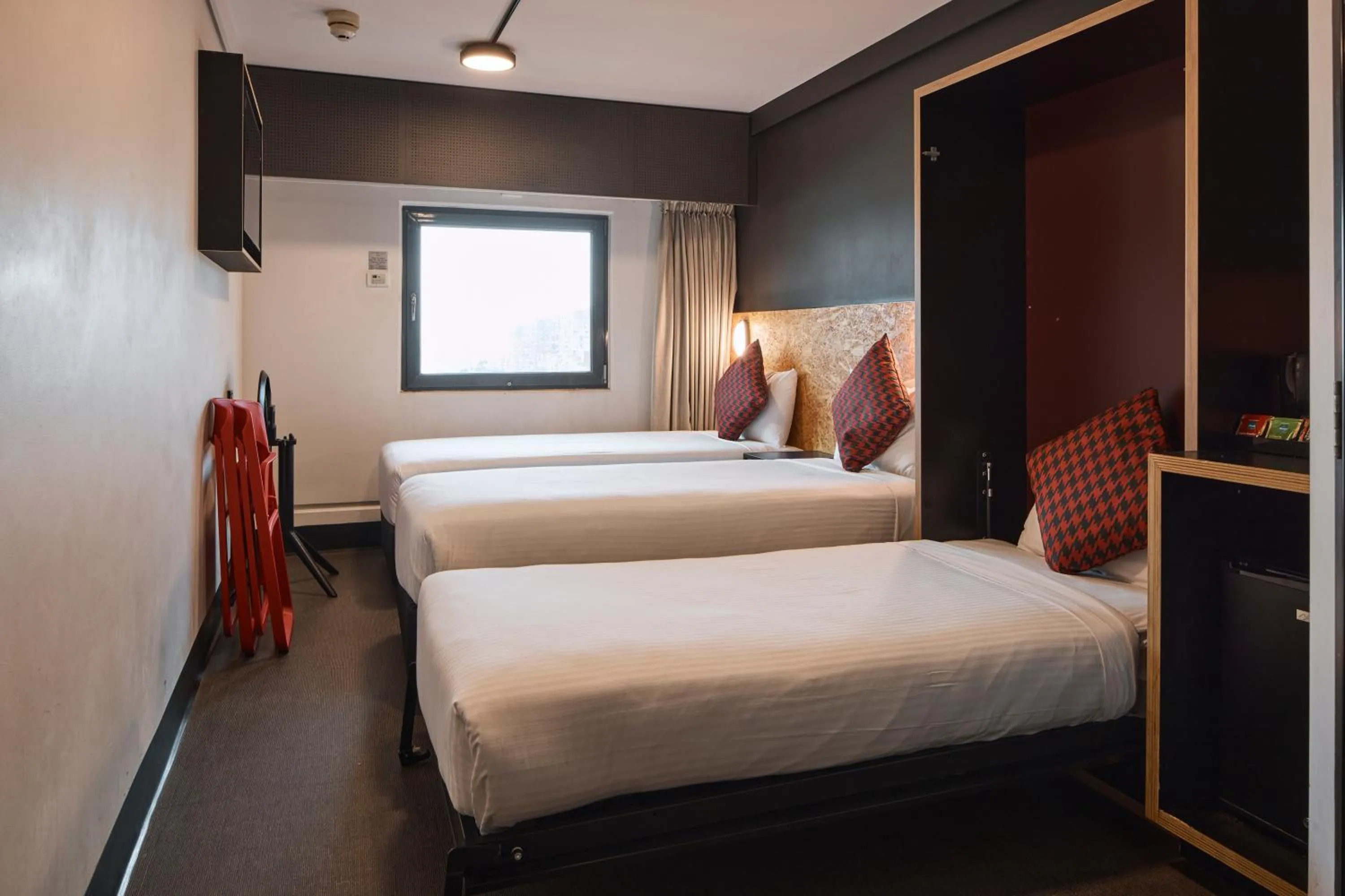 Bedroom, Bed in ibis budget Sydney East