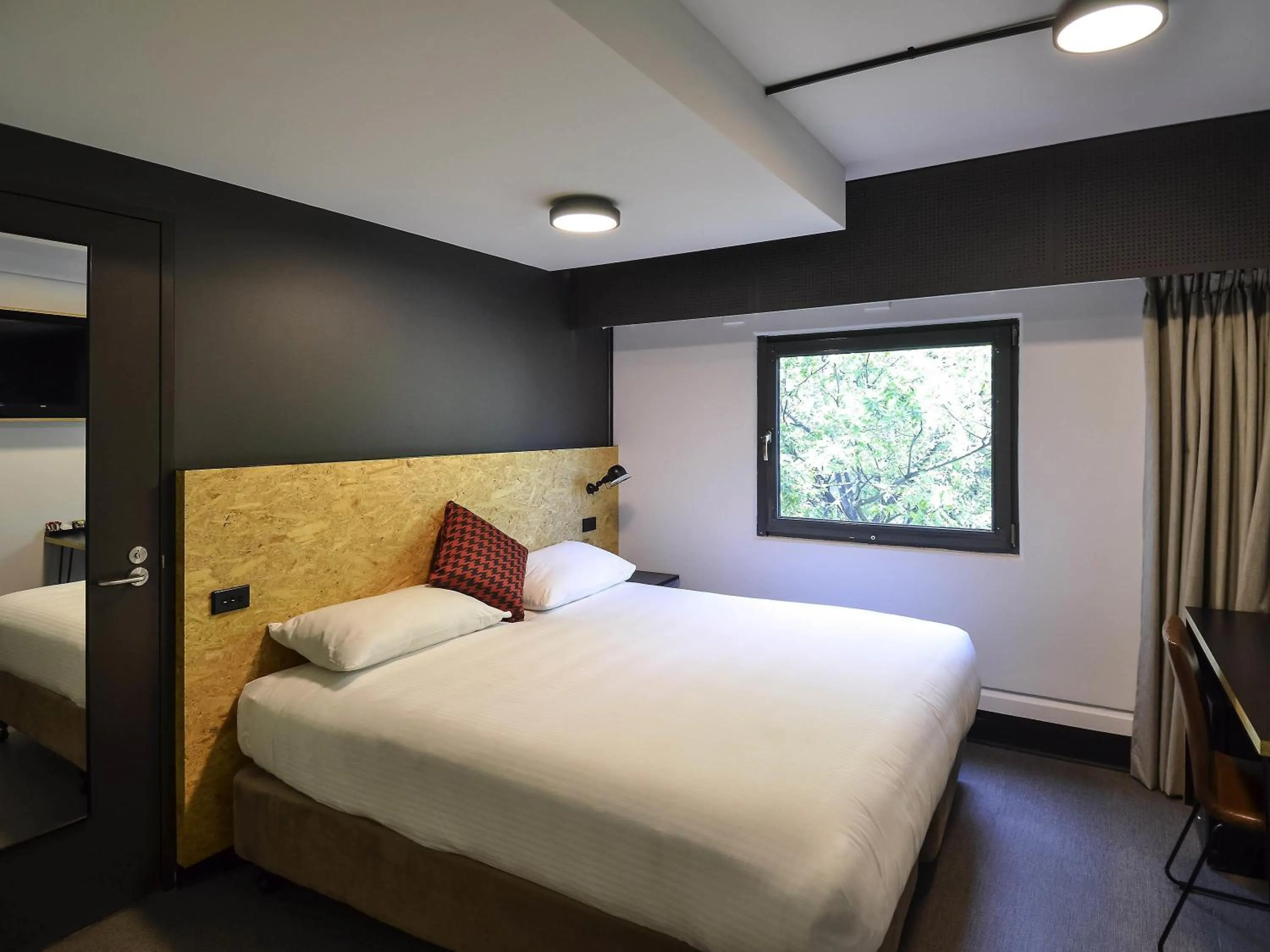 Bedroom, Bed in ibis budget Sydney East