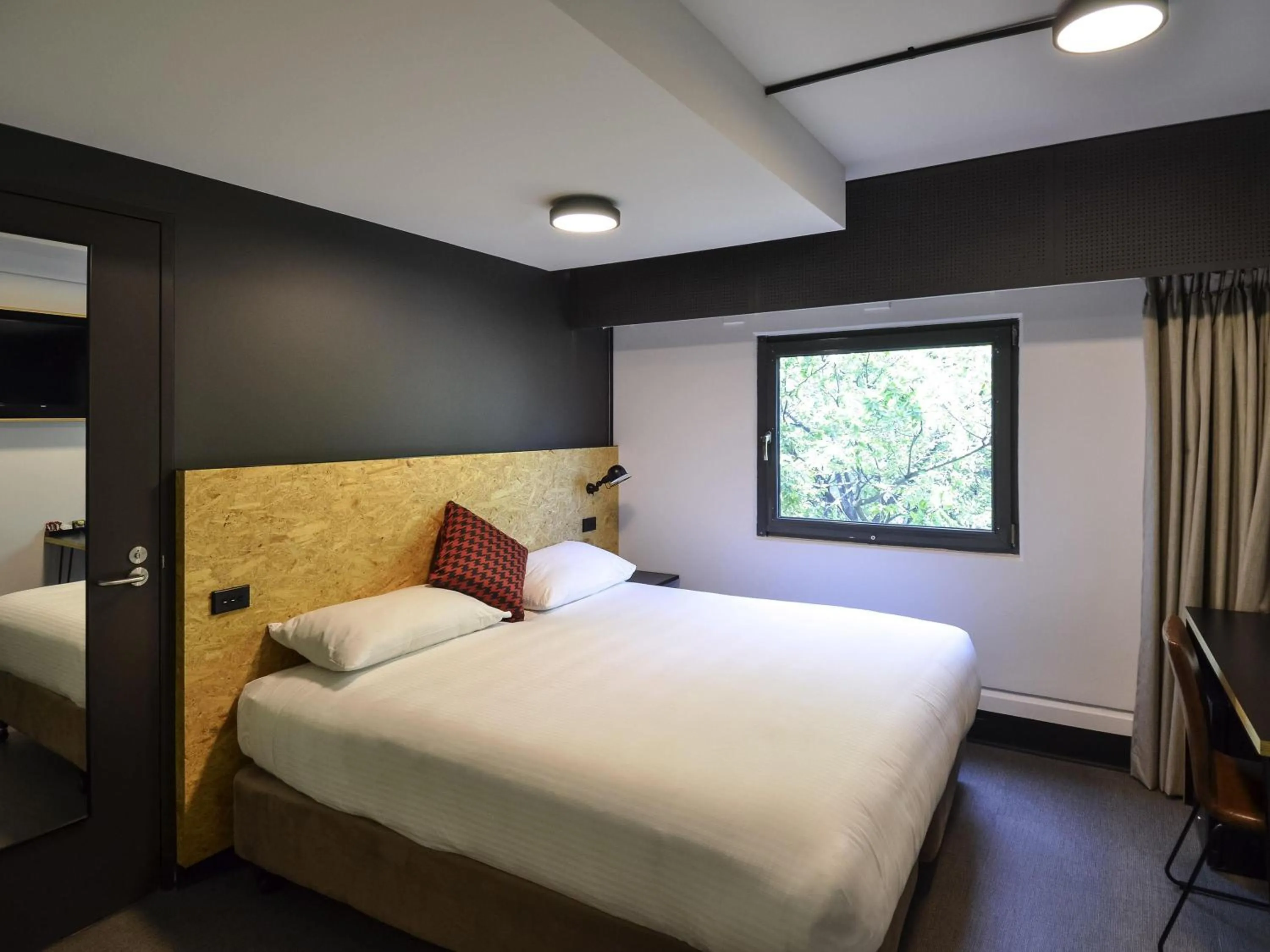 Property building, Bed in ibis budget Sydney East