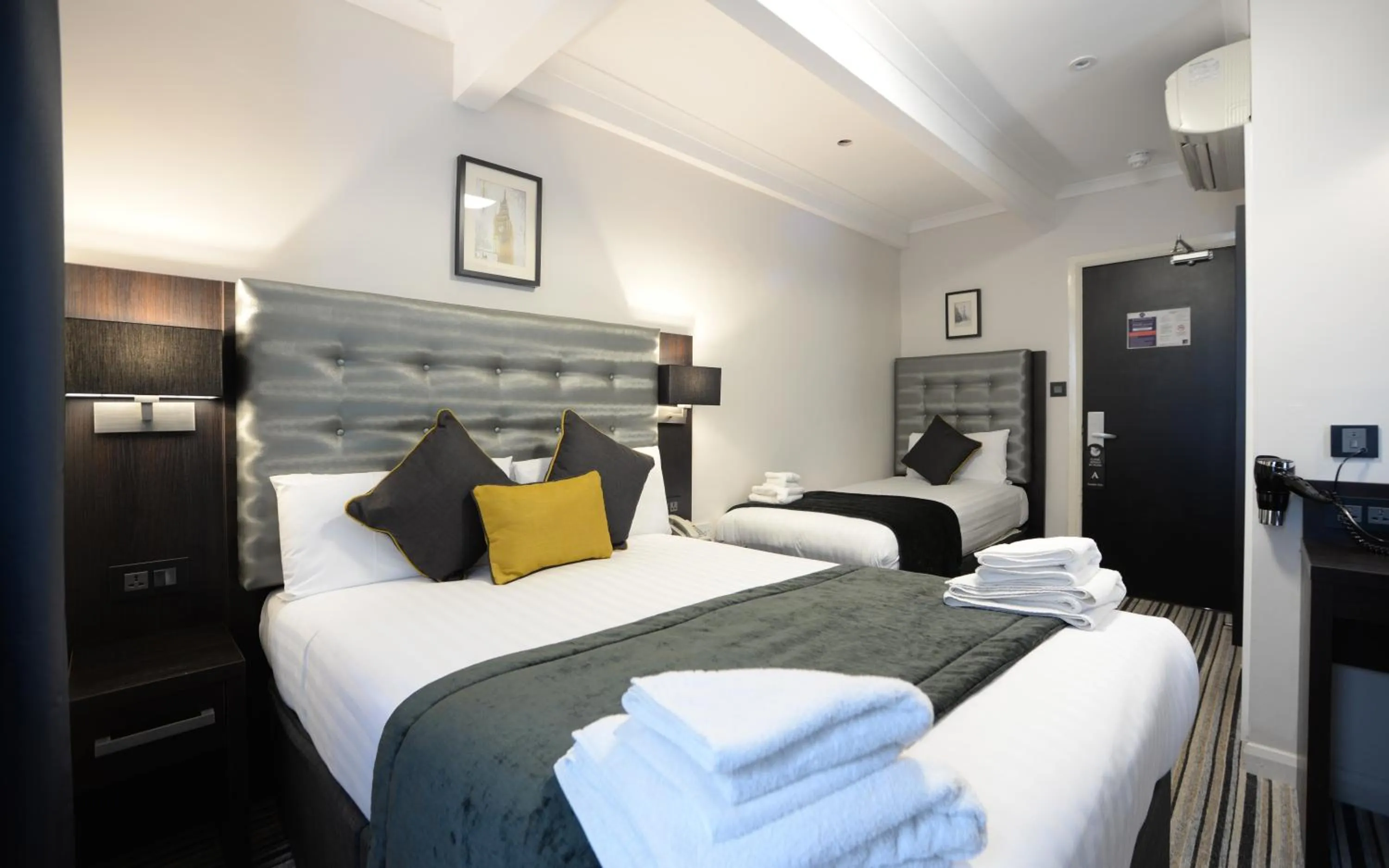 Bedroom, Bed in The 29 London