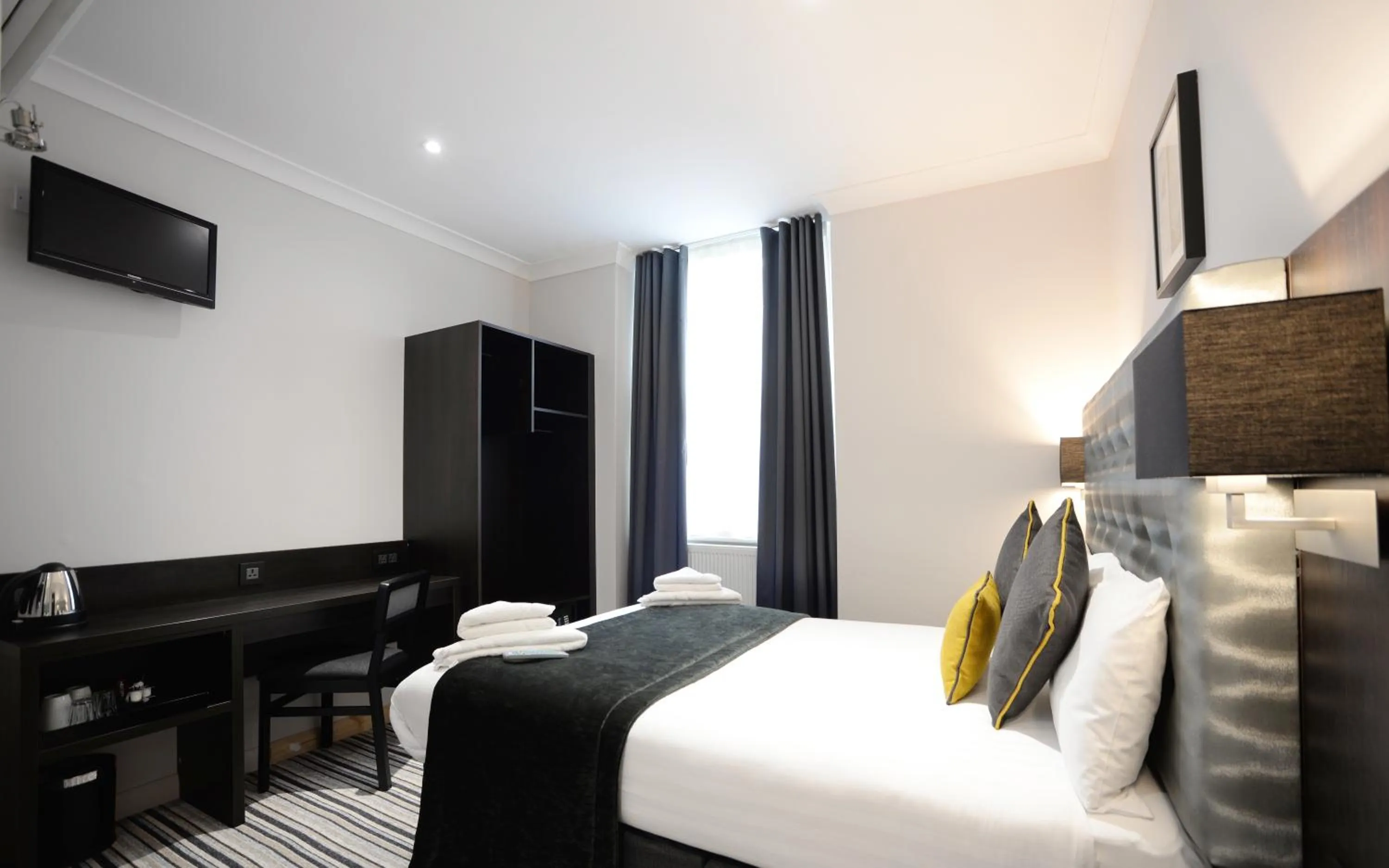 Bedroom, Bed in The 29 London